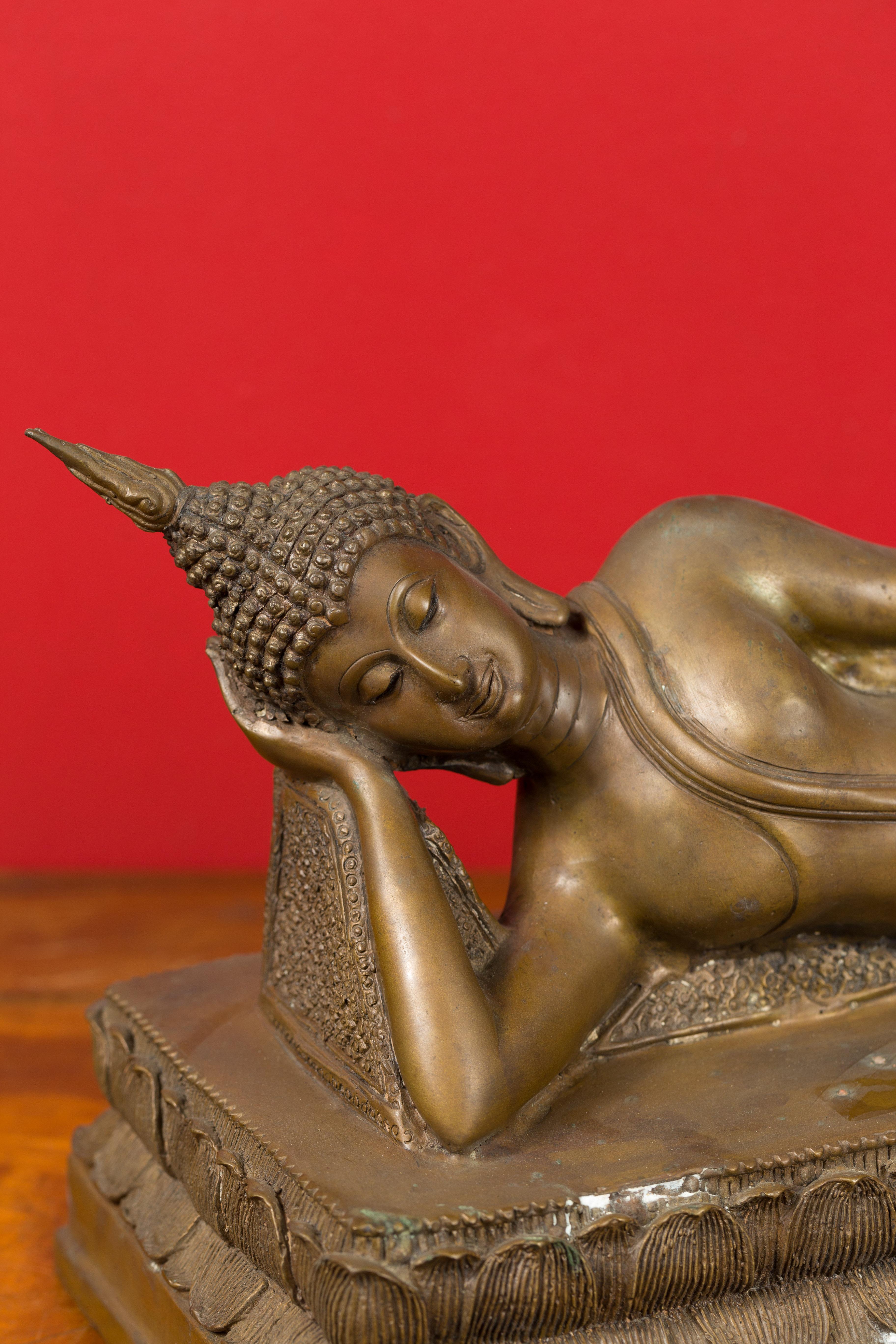Sculpture de Bouddha couché en bronze thaïlandais vintage sur socle avec technique de la cire perdue 3