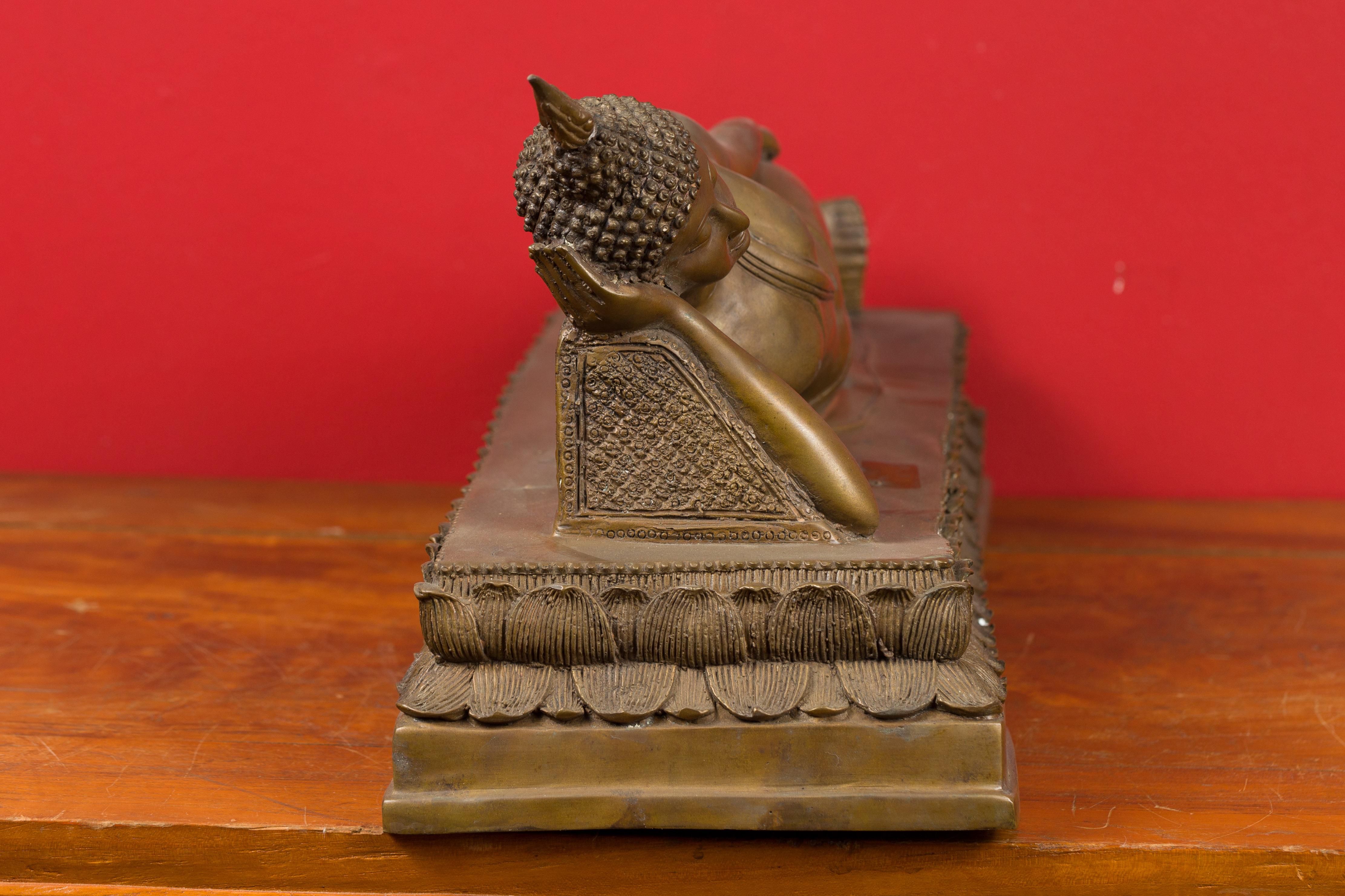 Sculpture de Bouddha couché en bronze thaïlandais vintage sur socle avec technique de la cire perdue 4