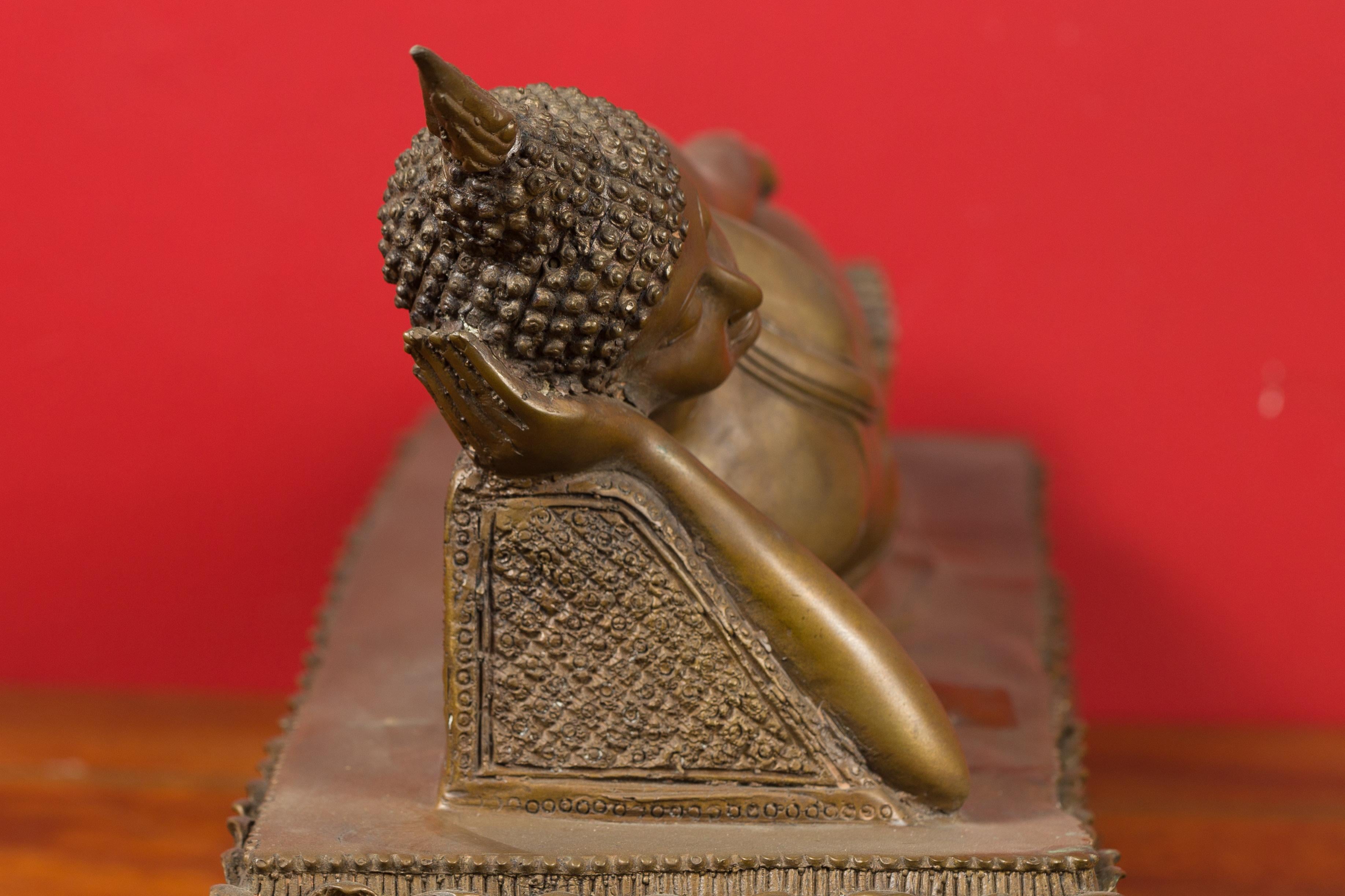 Sculpture de Bouddha couché en bronze thaïlandais vintage sur socle avec technique de la cire perdue 5