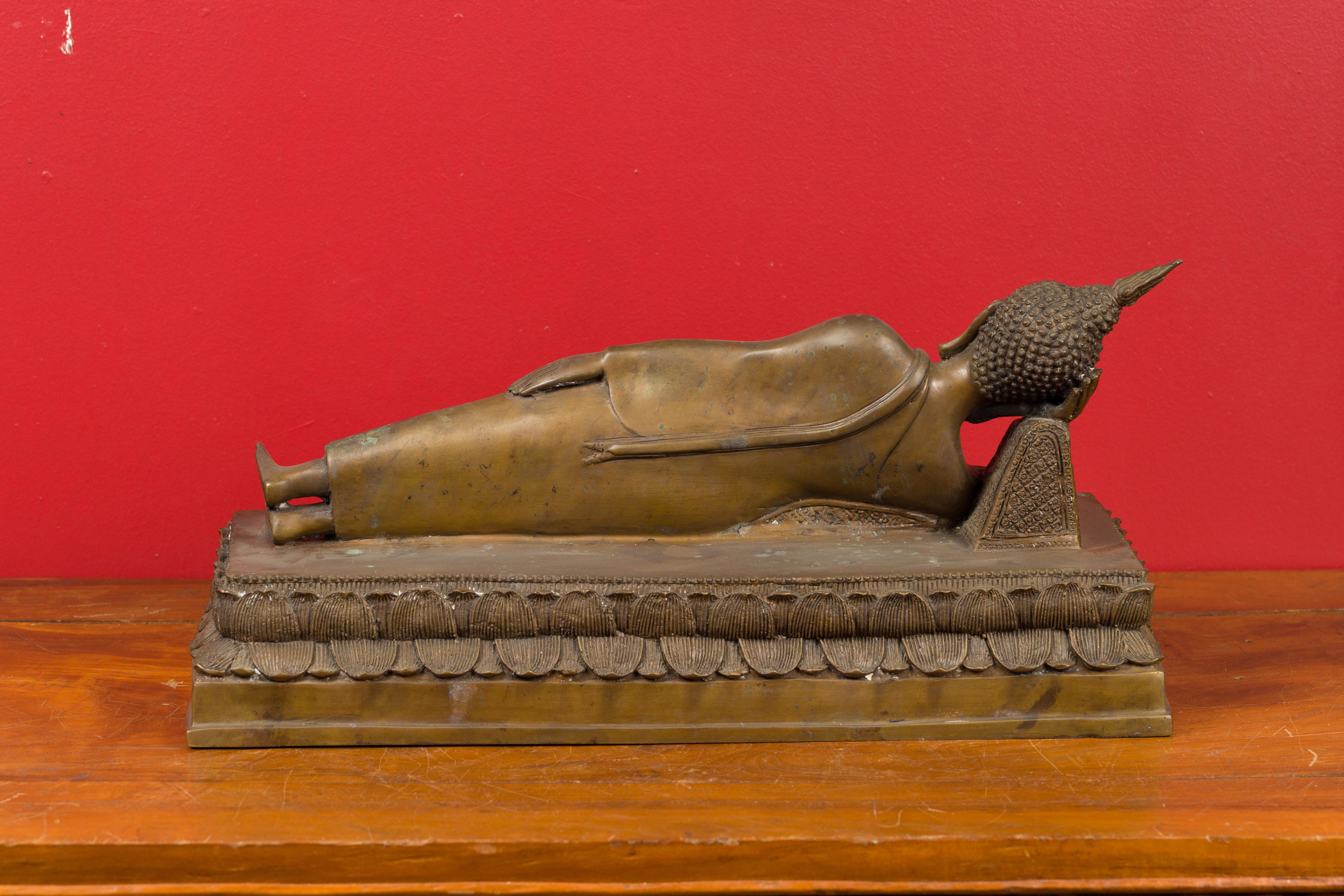 Sculpture de Bouddha couché en bronze thaïlandais vintage sur socle avec technique de la cire perdue 6