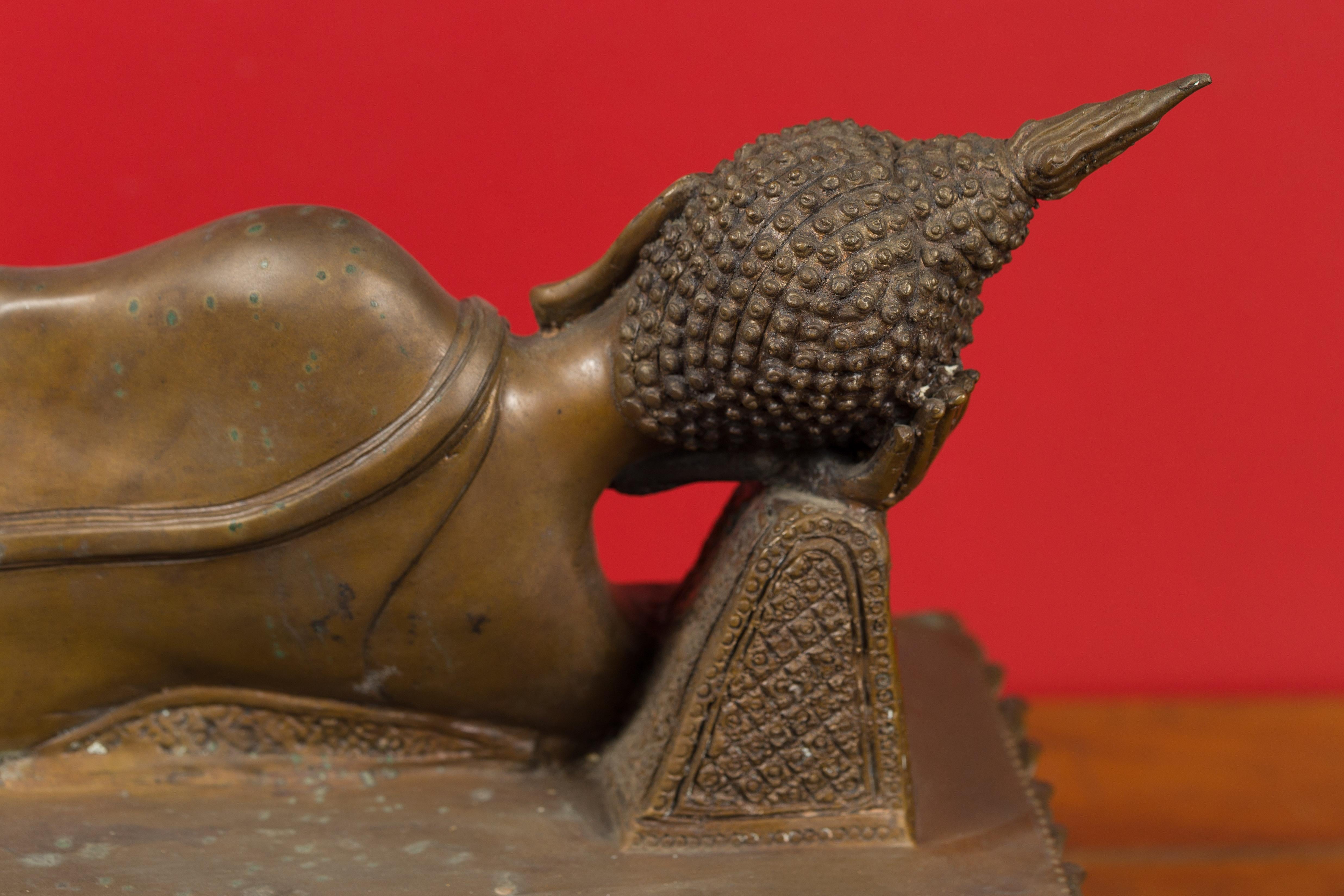 Sculpture de Bouddha couché en bronze thaïlandais vintage sur socle avec technique de la cire perdue 7