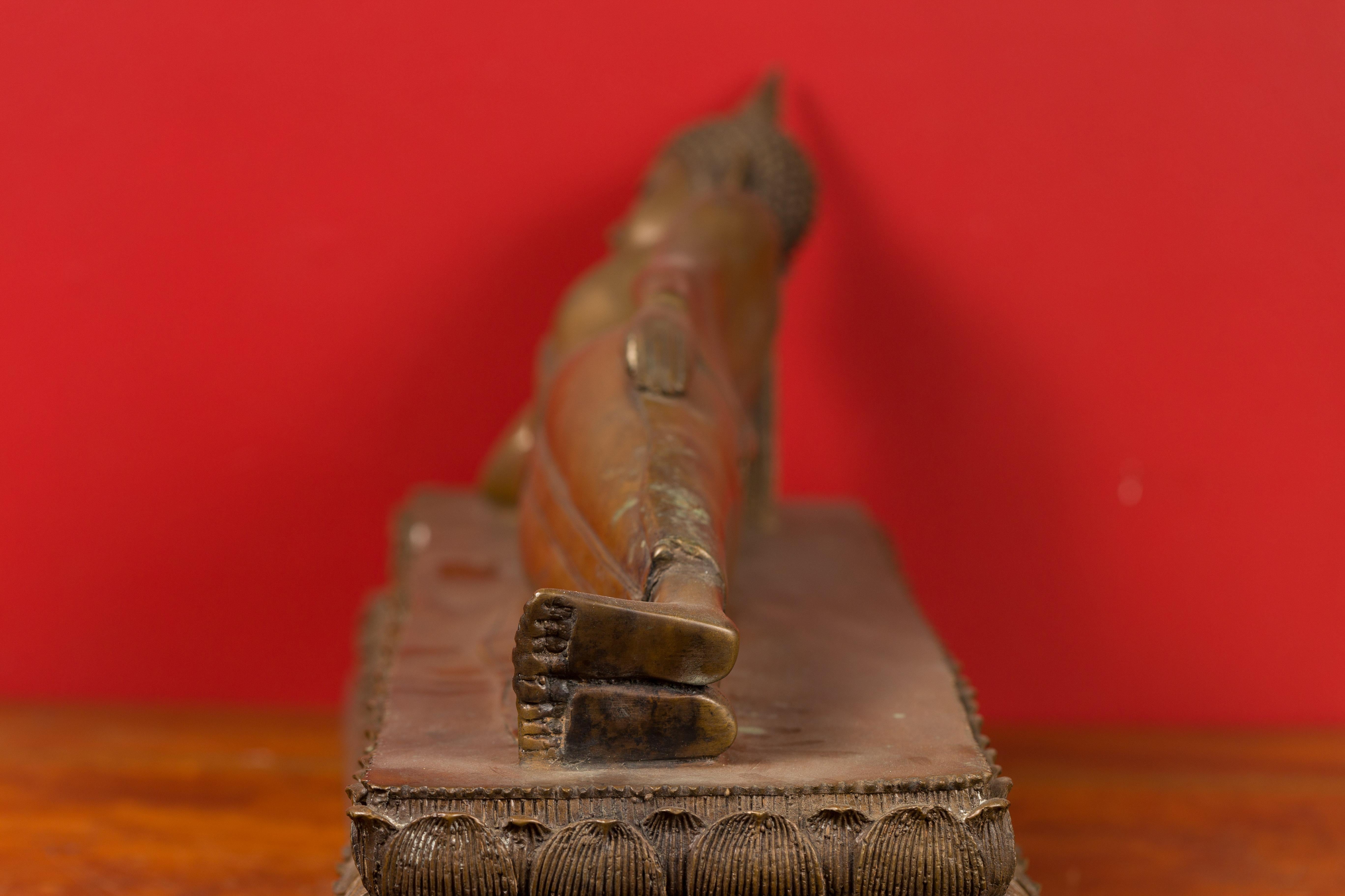 Sculpture de Bouddha couché en bronze thaïlandais vintage sur socle avec technique de la cire perdue 8