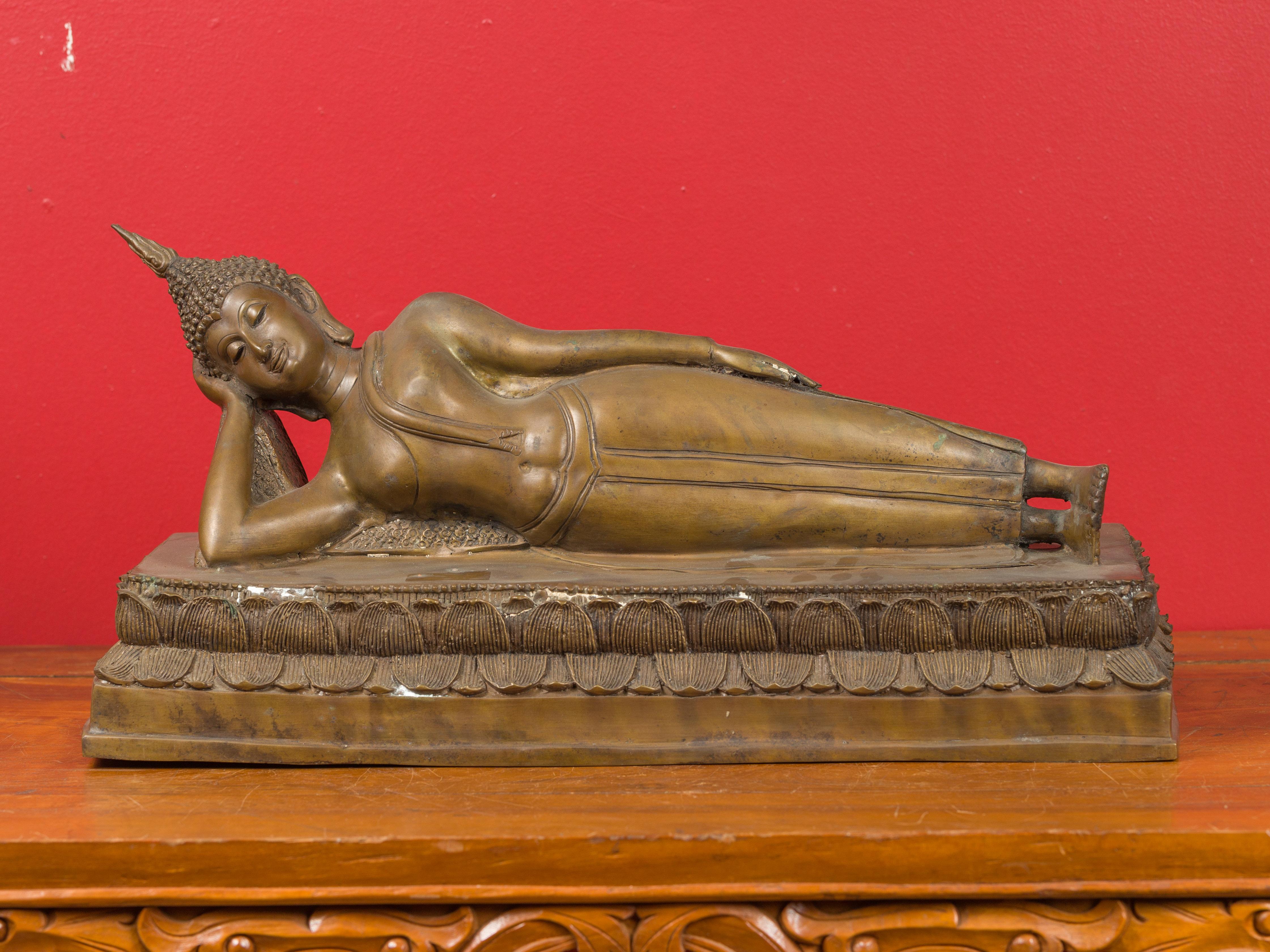 Asiatique Sculpture de Bouddha couché en bronze thaïlandais vintage sur socle avec technique de la cire perdue
