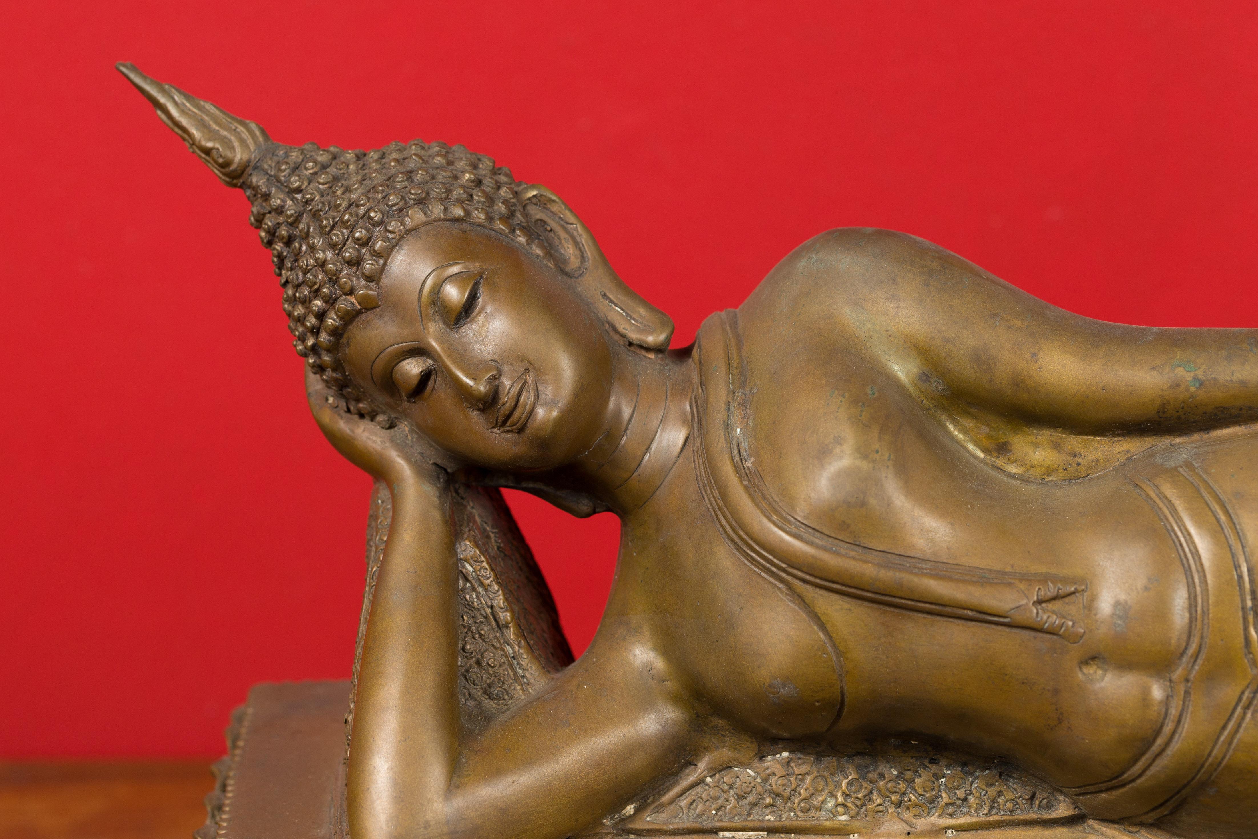 Moulage Sculpture de Bouddha couché en bronze thaïlandais vintage sur socle avec technique de la cire perdue