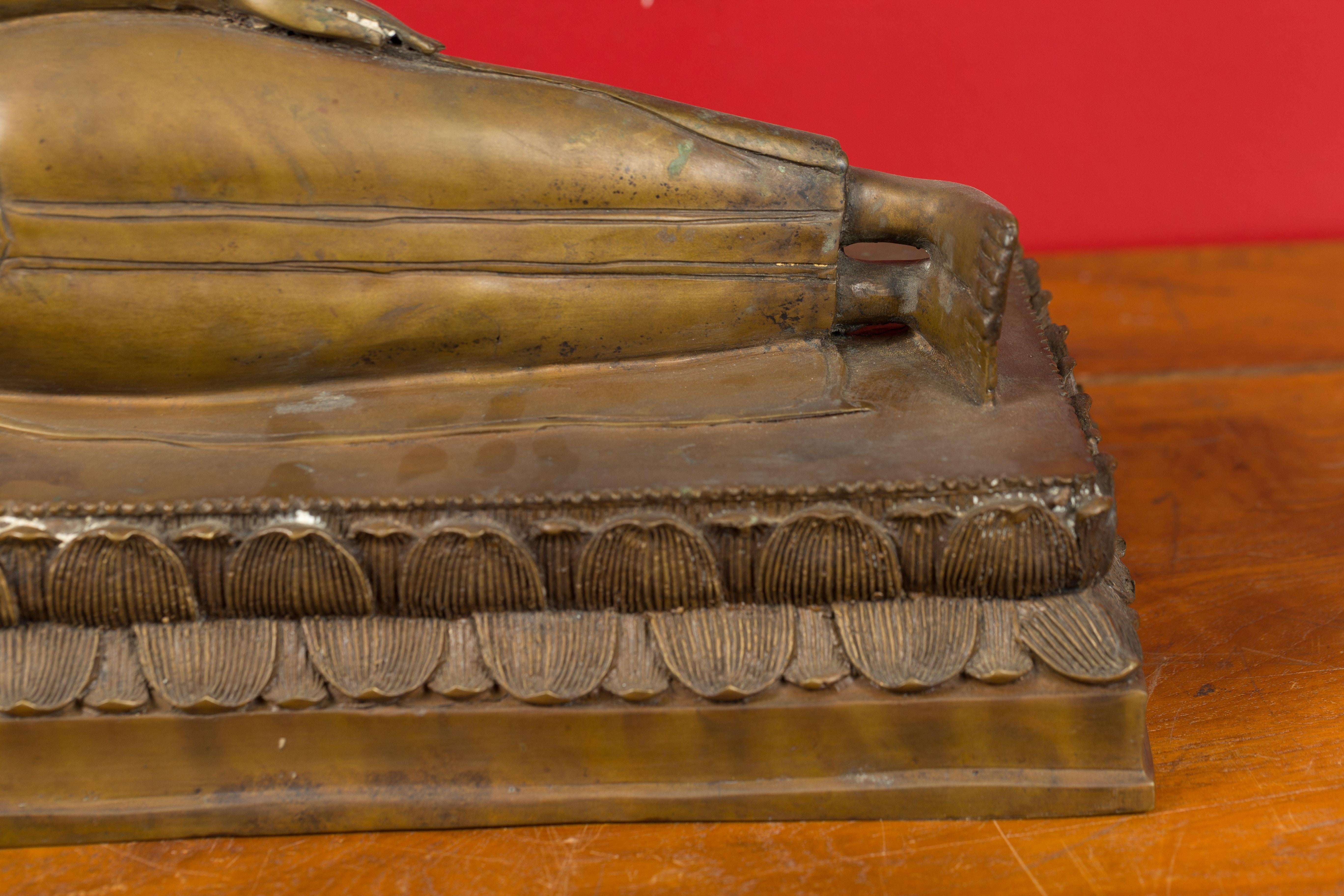Sculpture de Bouddha couché en bronze thaïlandais vintage sur socle avec technique de la cire perdue Bon état à Yonkers, NY