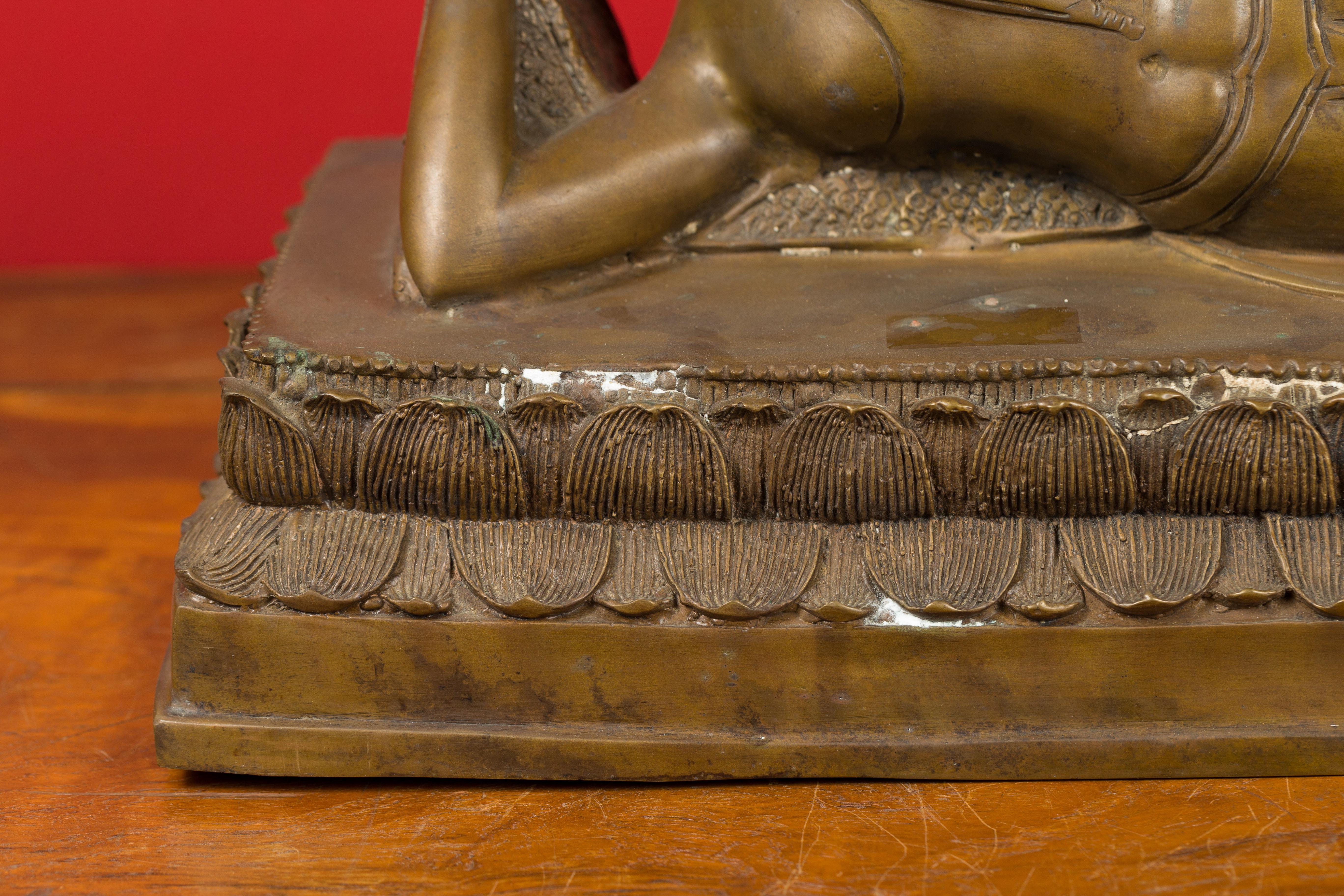 20ième siècle Sculpture de Bouddha couché en bronze thaïlandais vintage sur socle avec technique de la cire perdue