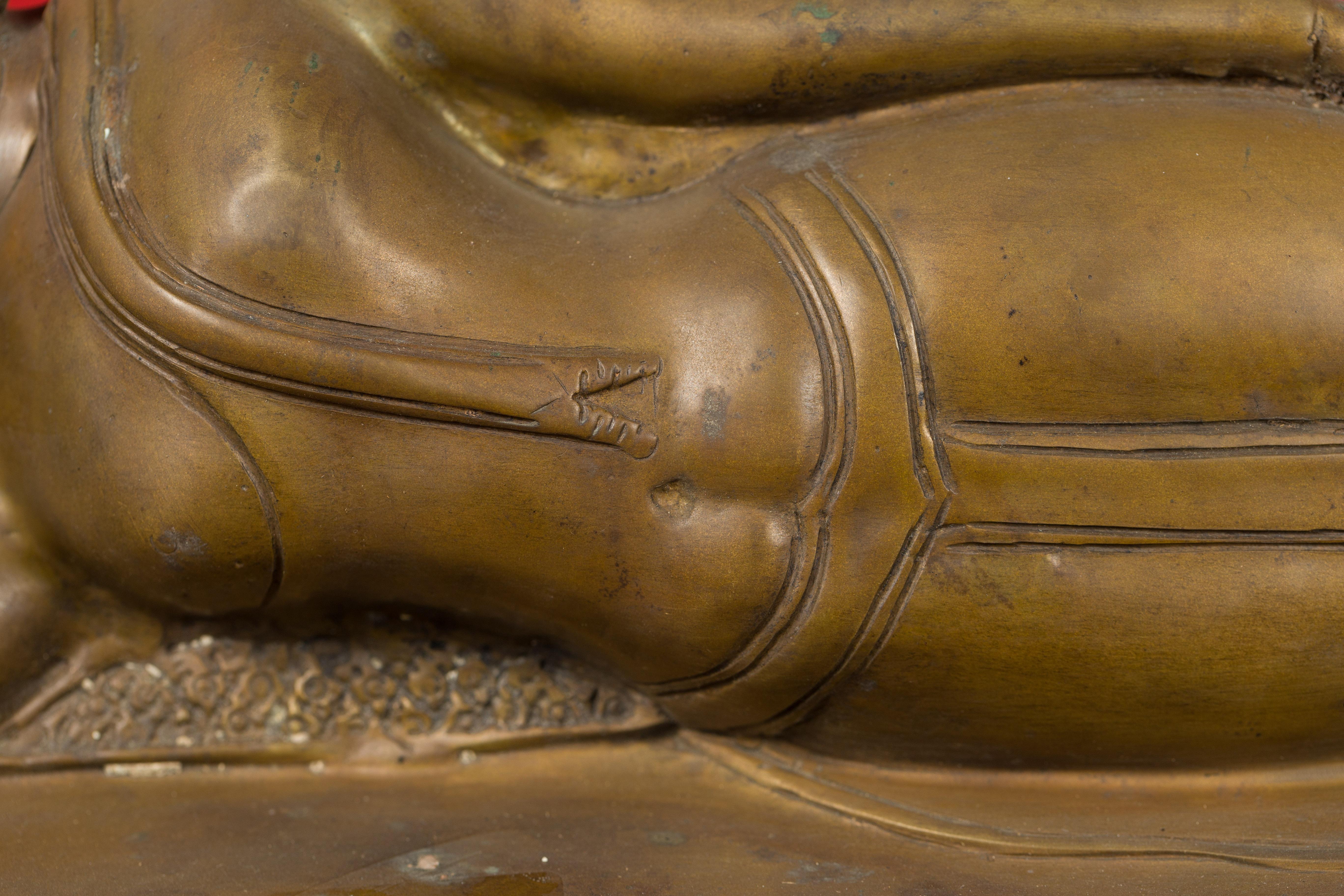 Bronze Sculpture de Bouddha couché en bronze thaïlandais vintage sur socle avec technique de la cire perdue