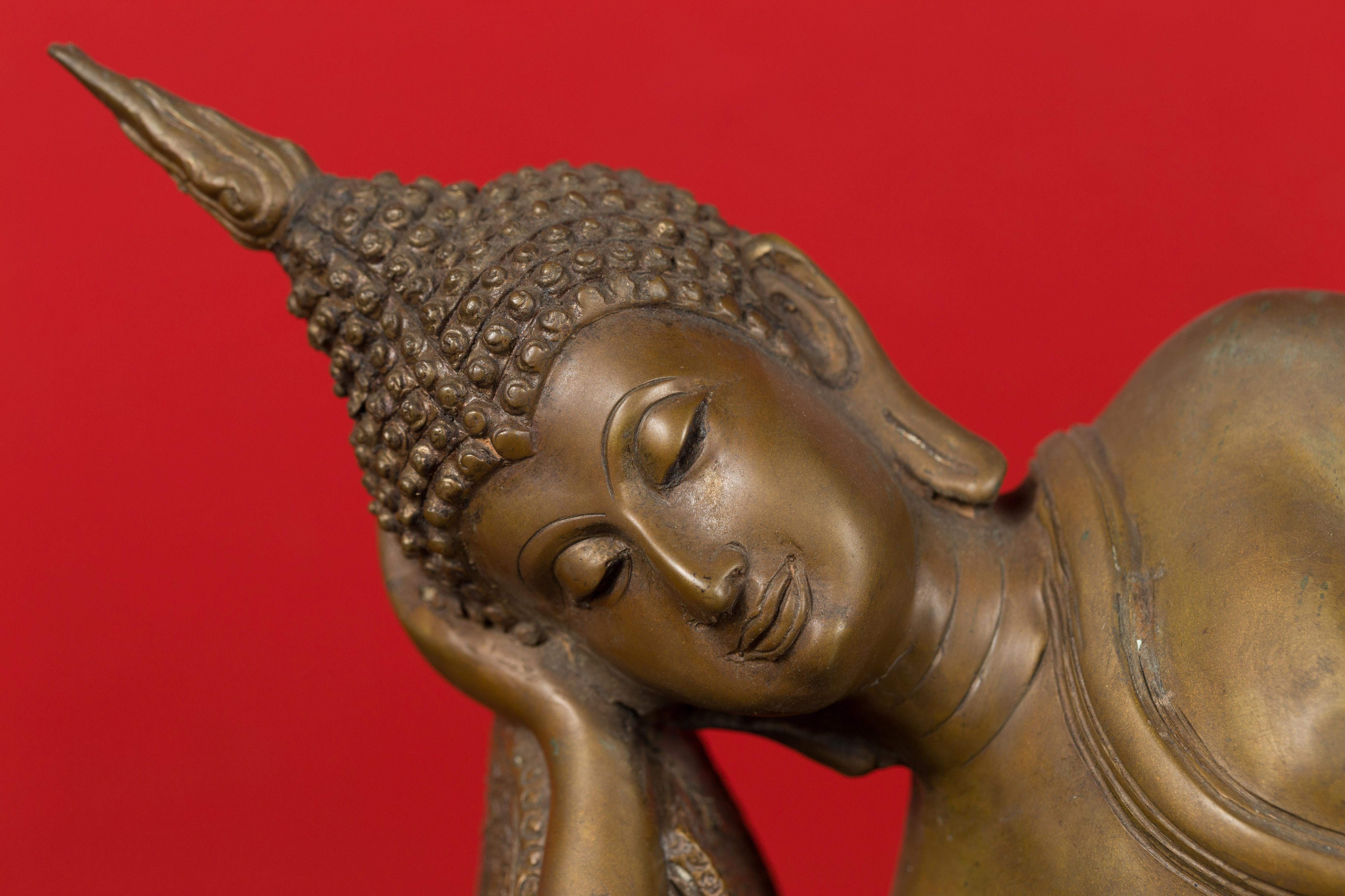 Sculpture de Bouddha couché en bronze thaïlandais vintage sur socle avec technique de la cire perdue 1
