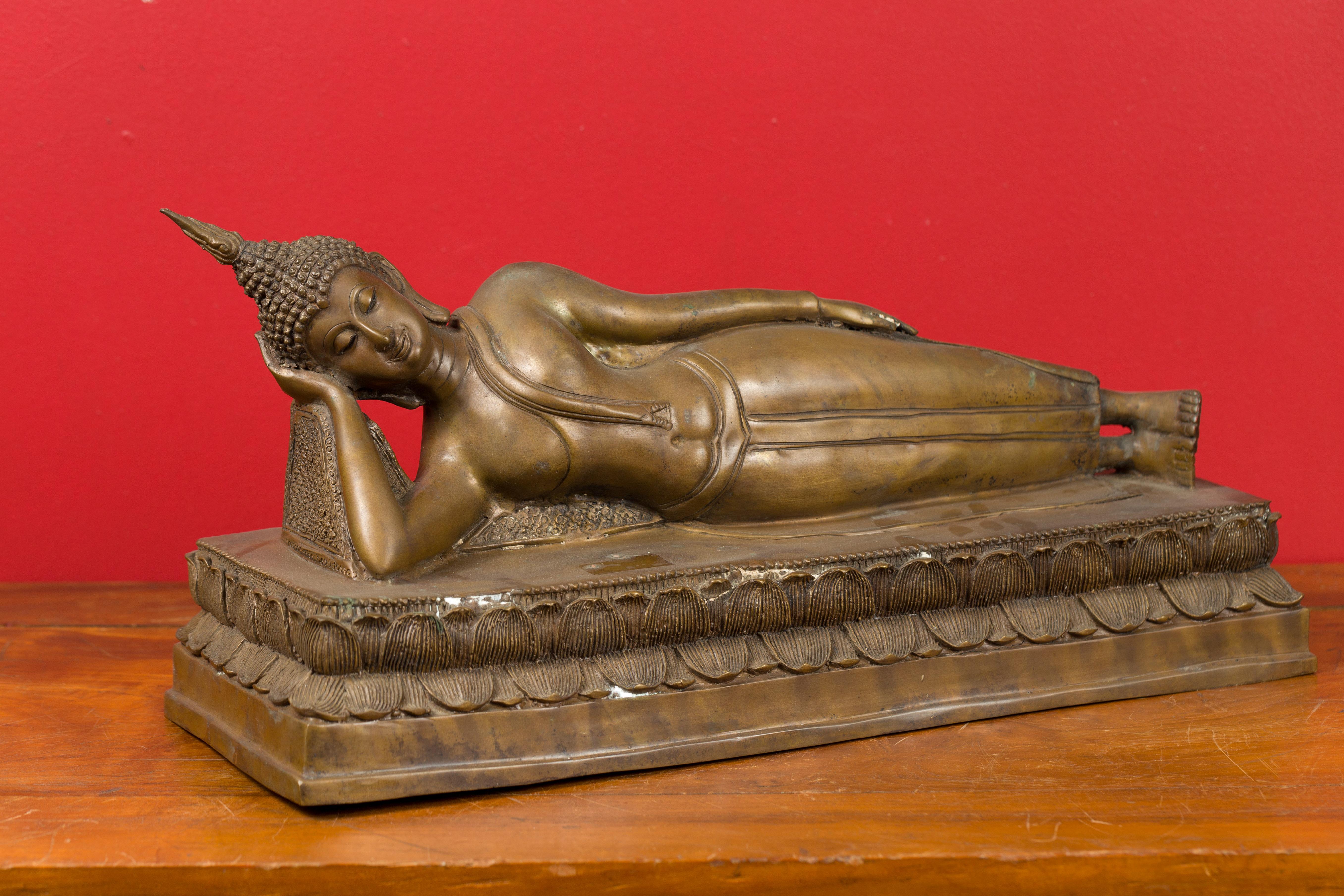 Sculpture de Bouddha couché en bronze thaïlandais vintage sur socle avec technique de la cire perdue 2