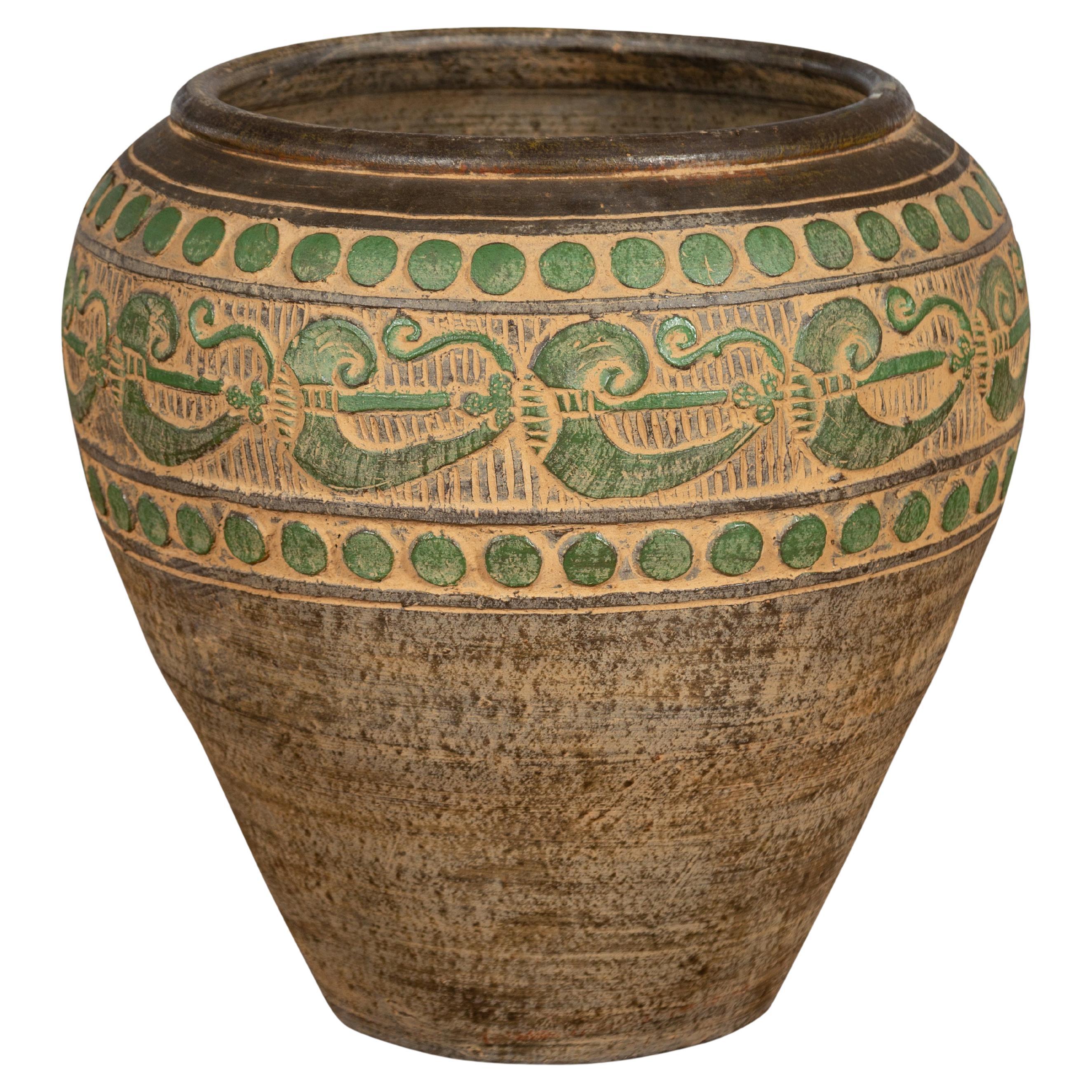 Thailändisches braunes Keramikgefäß mit grünen Schnörkeln und kugelförmigen Akzenten