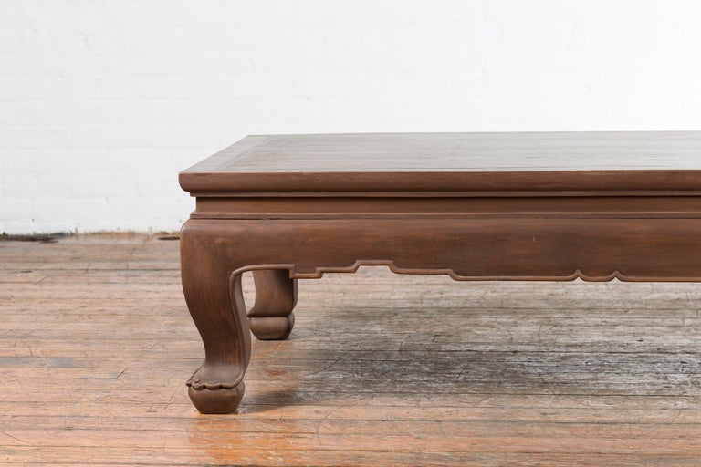Table basse vintage thaïlandaise en bois marron avec tablier sculpté à  taille basse et pieds en forme de vache En vente sur 1stDibs