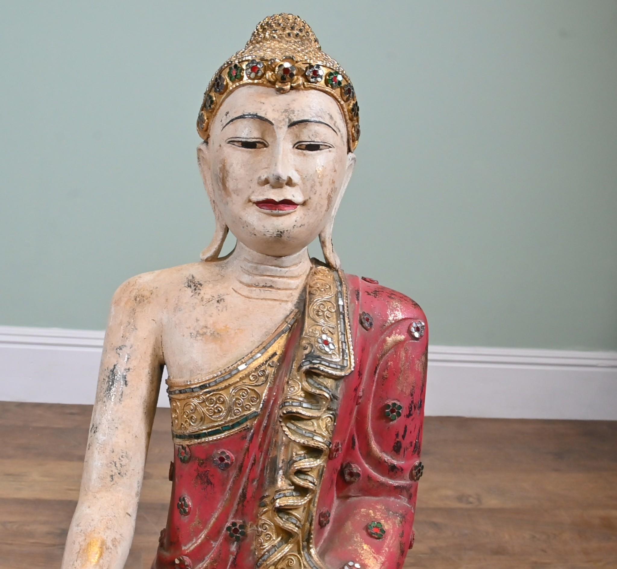Estatua de buda tailandés de madera tallada y parcialmente pintada en policromía Buda meditando con las piernas cruzadas Circa 1930 Me encanta el acabado antiguo del buda y los colores son preciosos
Ten en cuenta que las medidas corresponden a la