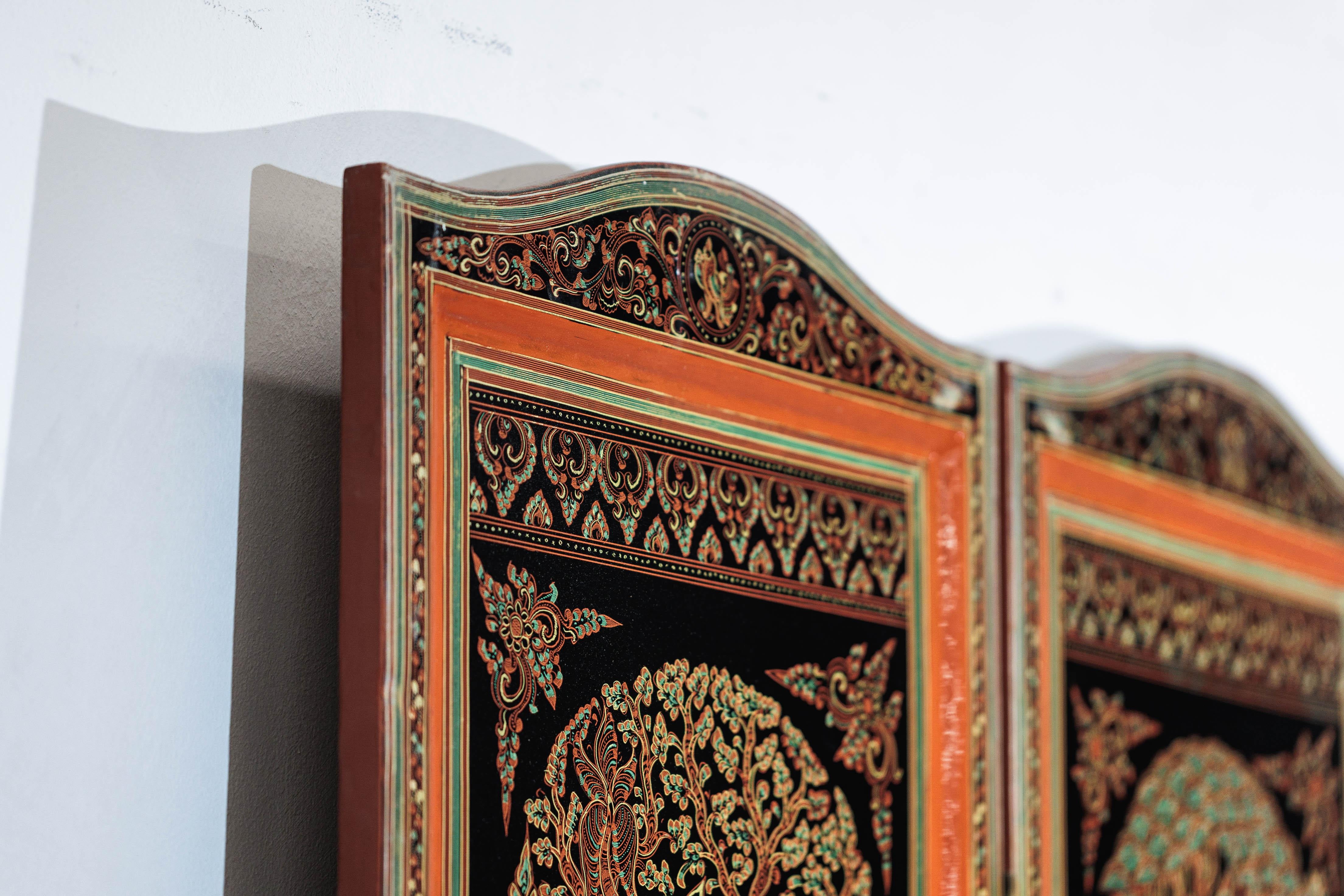 Vintage Thai Five-Panel Lacquered Screen with Gilt Figural and Animal Scenes For Sale 10