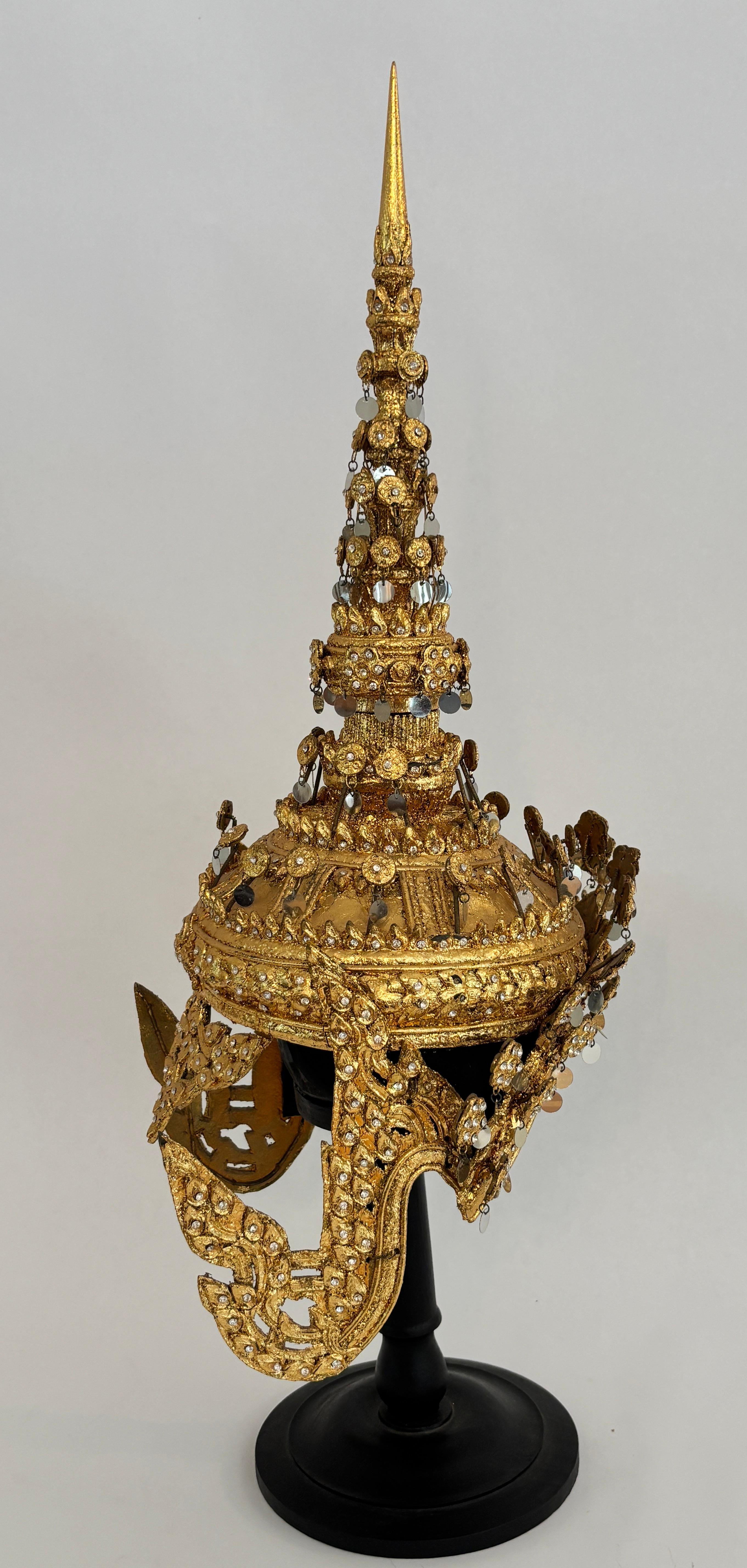 Copricapo cerimoniale dorato thailandese d'epoca con intarsio a specchio montato su supporto in vendita 5