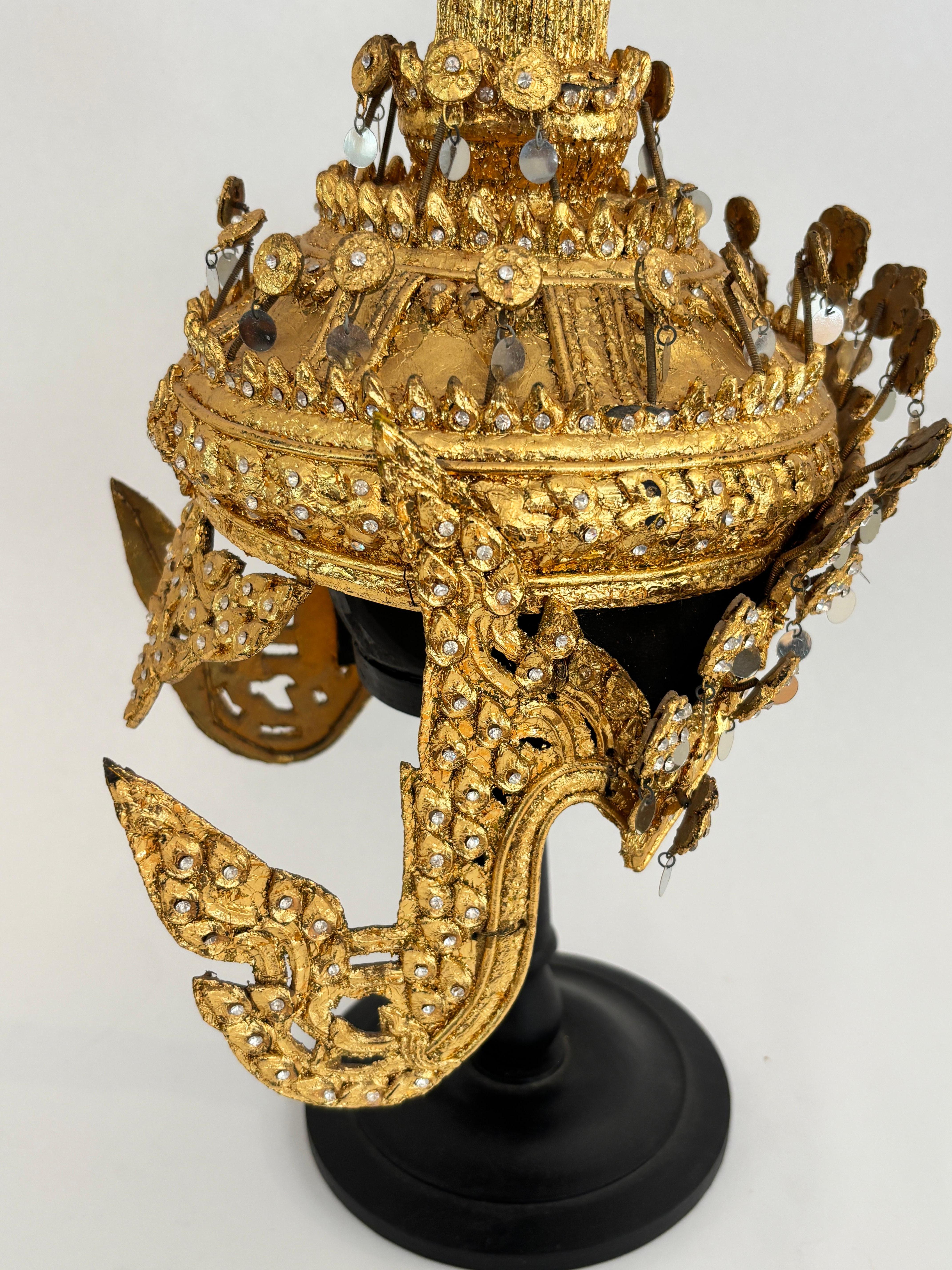 Copricapo cerimoniale dorato thailandese d'epoca con intarsio a specchio montato su supporto in vendita 6