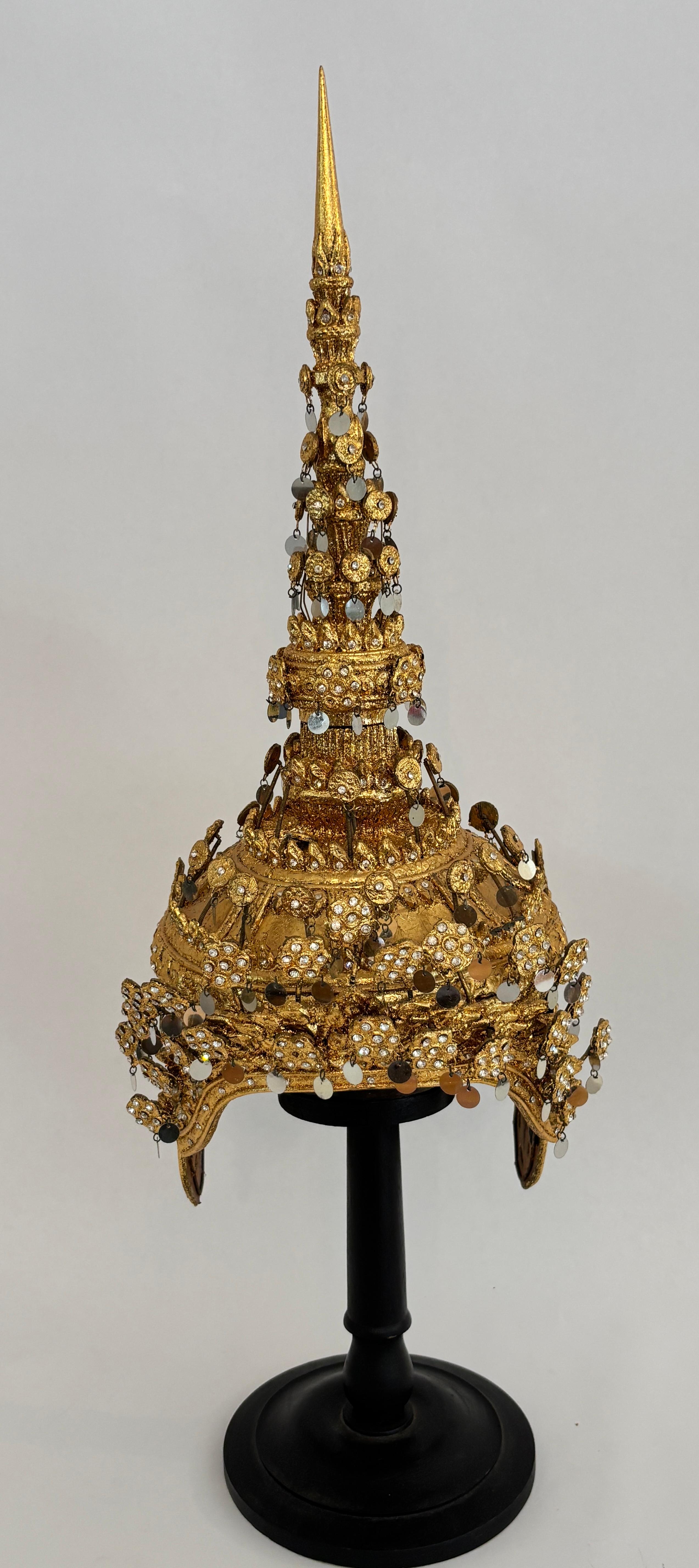 Copricapo cerimoniale dorato thailandese d'epoca con intarsio a specchio montato su supporto in vendita 7