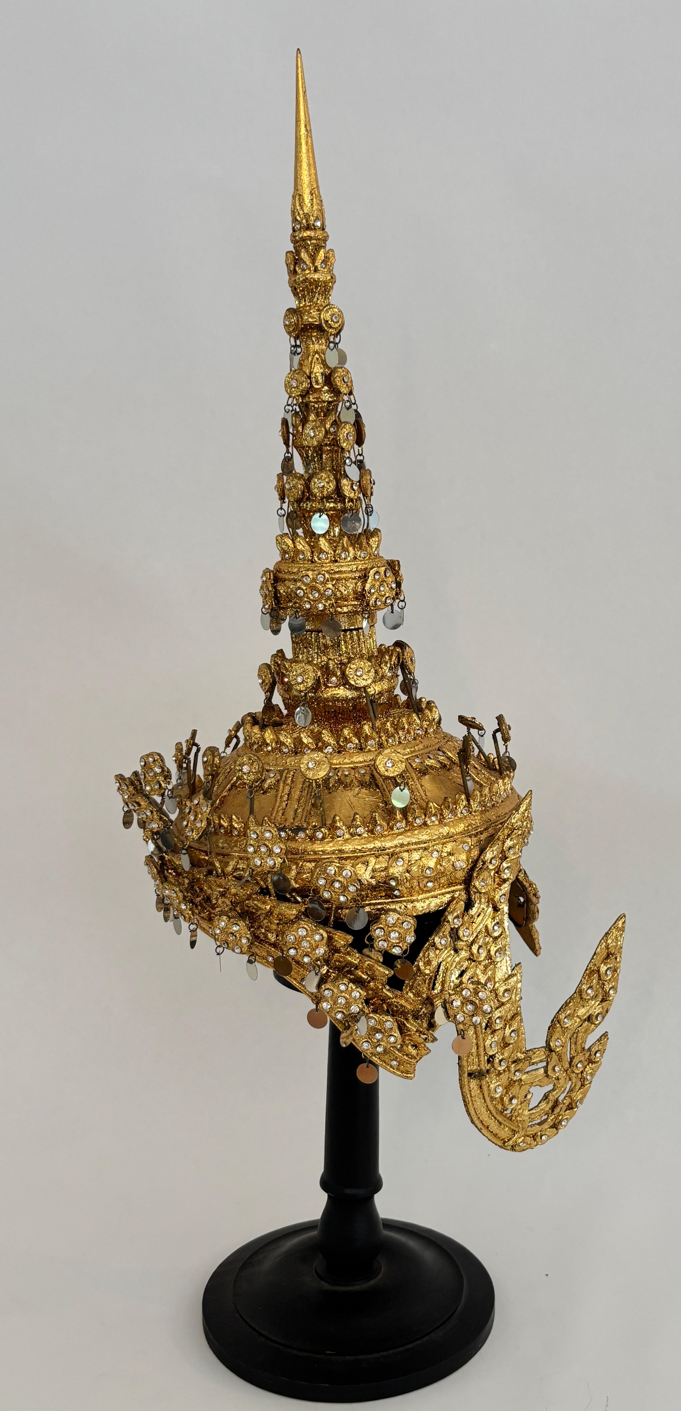 Copricapo cerimoniale dorato thailandese d'epoca con intarsio a specchio montato su supporto in vendita 8