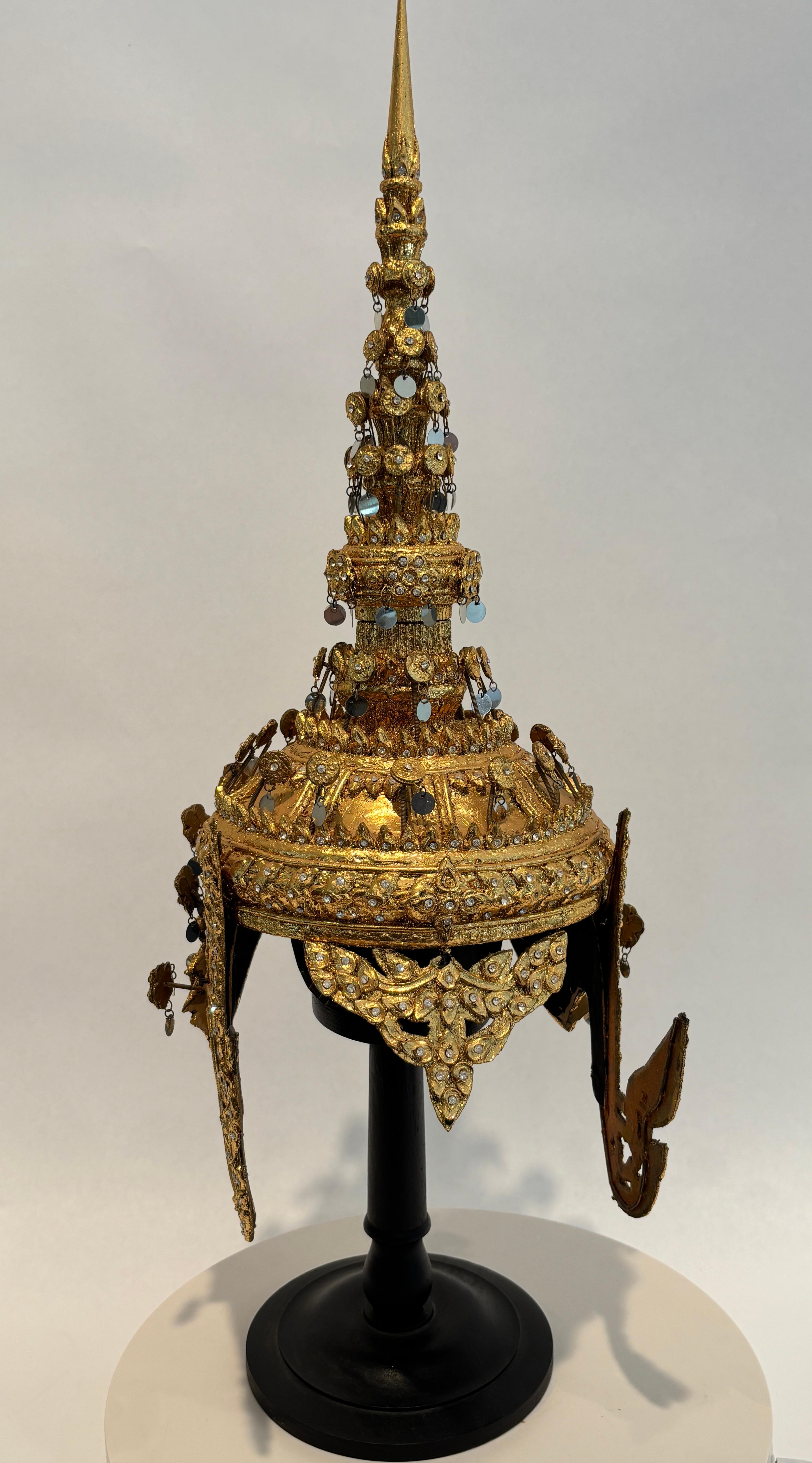 Copricapo cerimoniale dorato thailandese d'epoca con intarsio a specchio montato su supporto in vendita 9