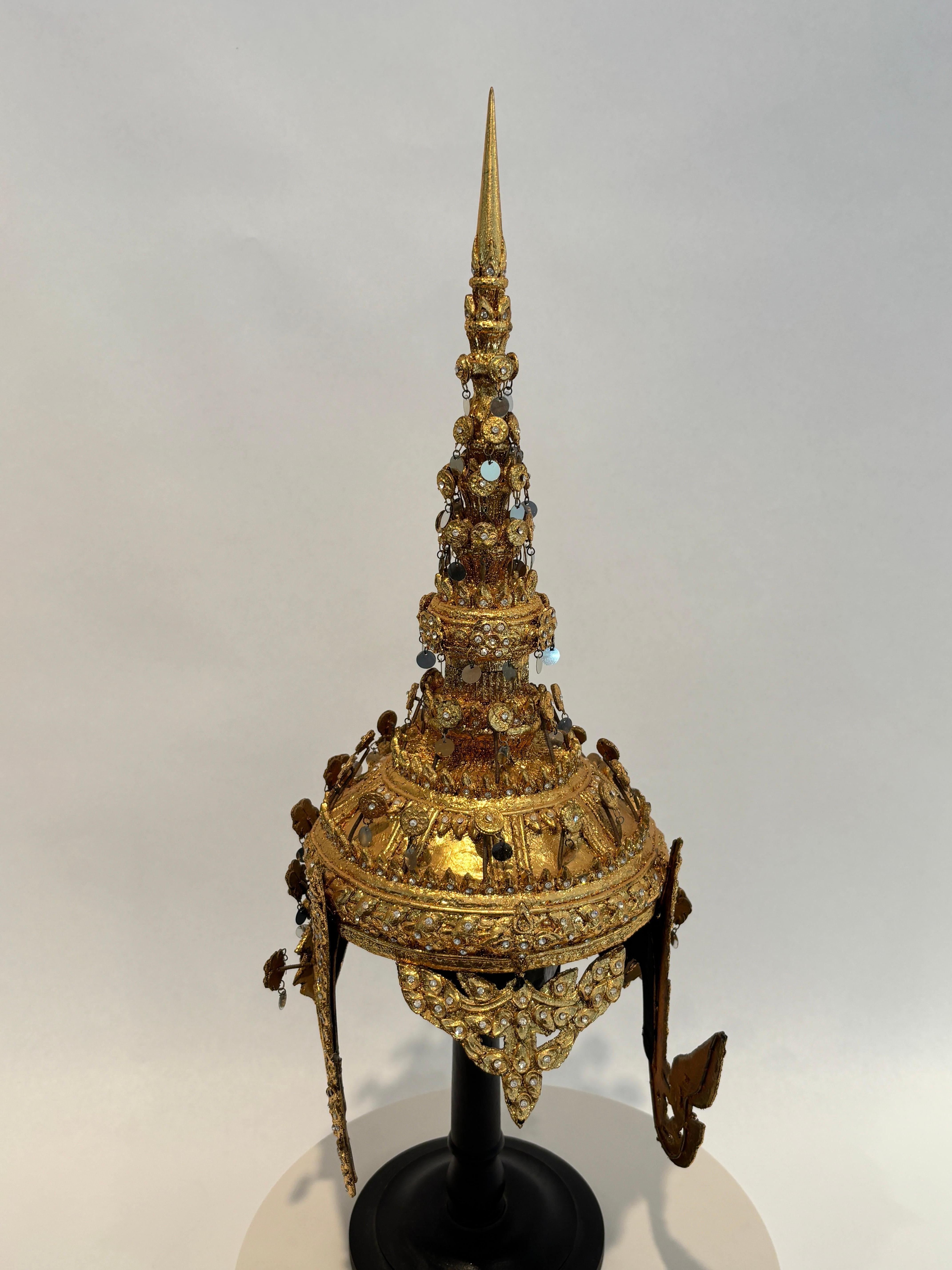Copricapo cerimoniale dorato thailandese d'epoca con intarsio a specchio montato su supporto in vendita 10