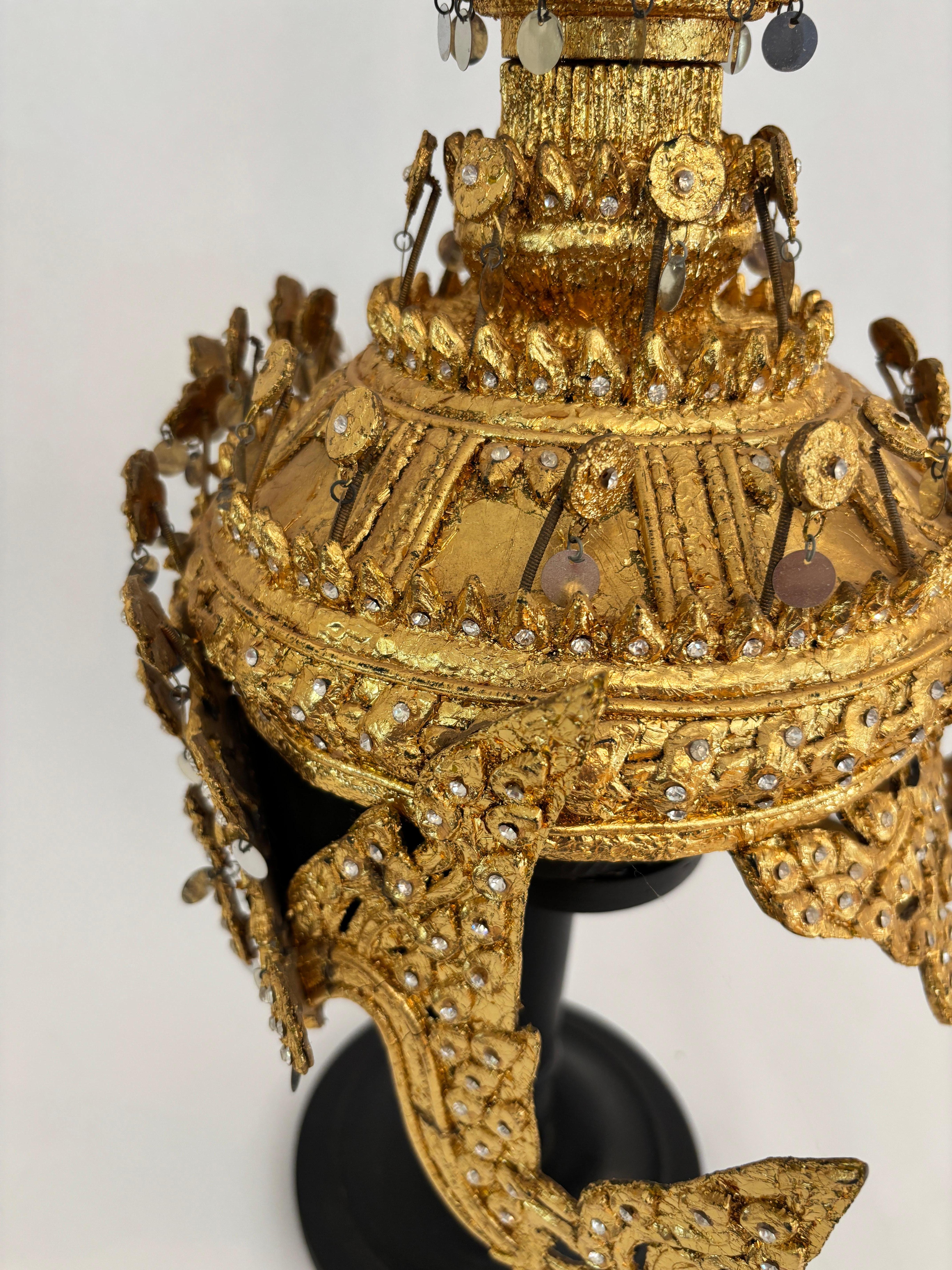 Marrone Copricapo cerimoniale dorato thailandese d'epoca con intarsio a specchio montato su supporto in vendita