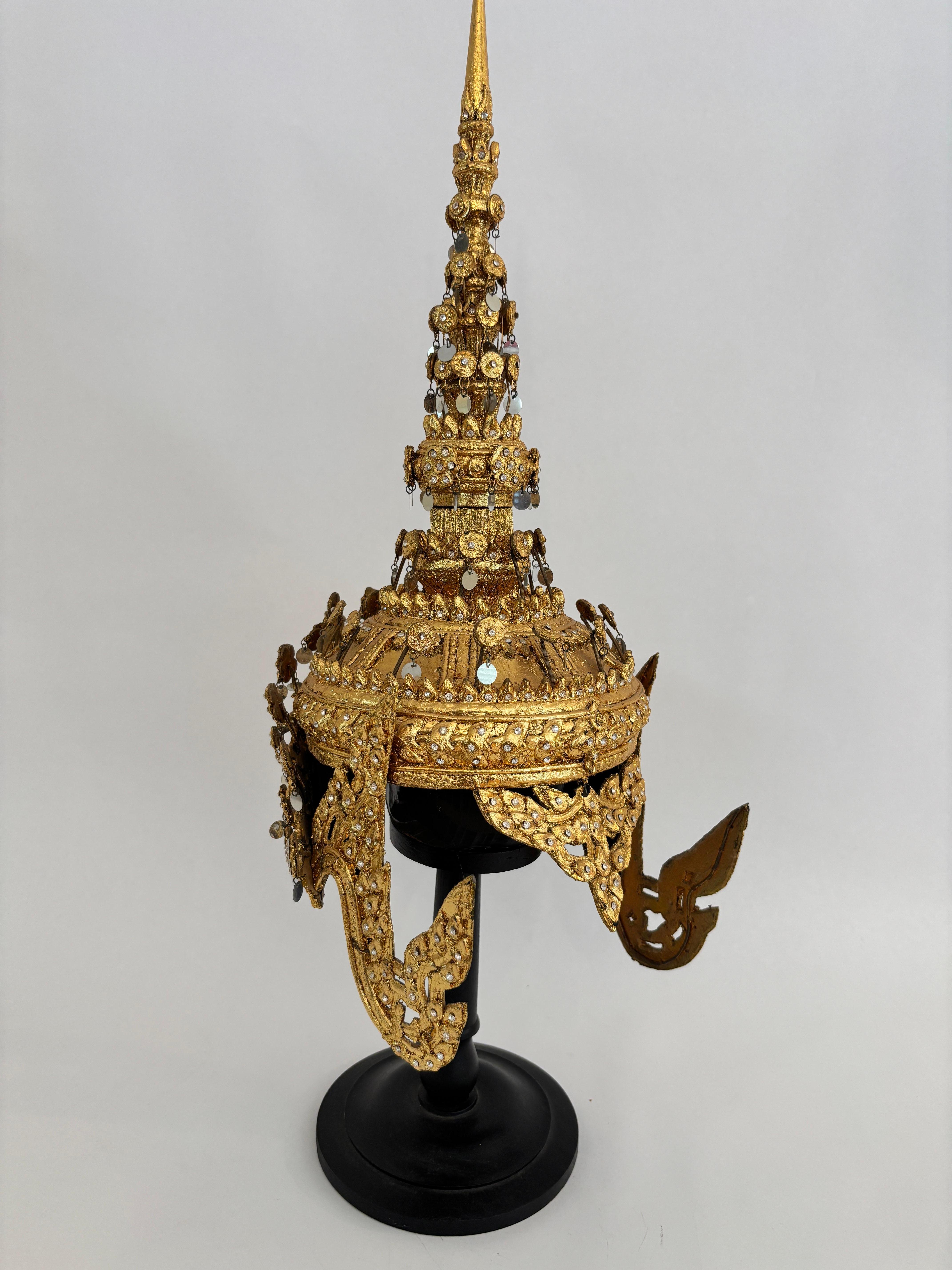 Copricapo cerimoniale dorato thailandese d'epoca con intarsio a specchio montato su supporto In condizioni buone in vendita a Moreno Valley, CA