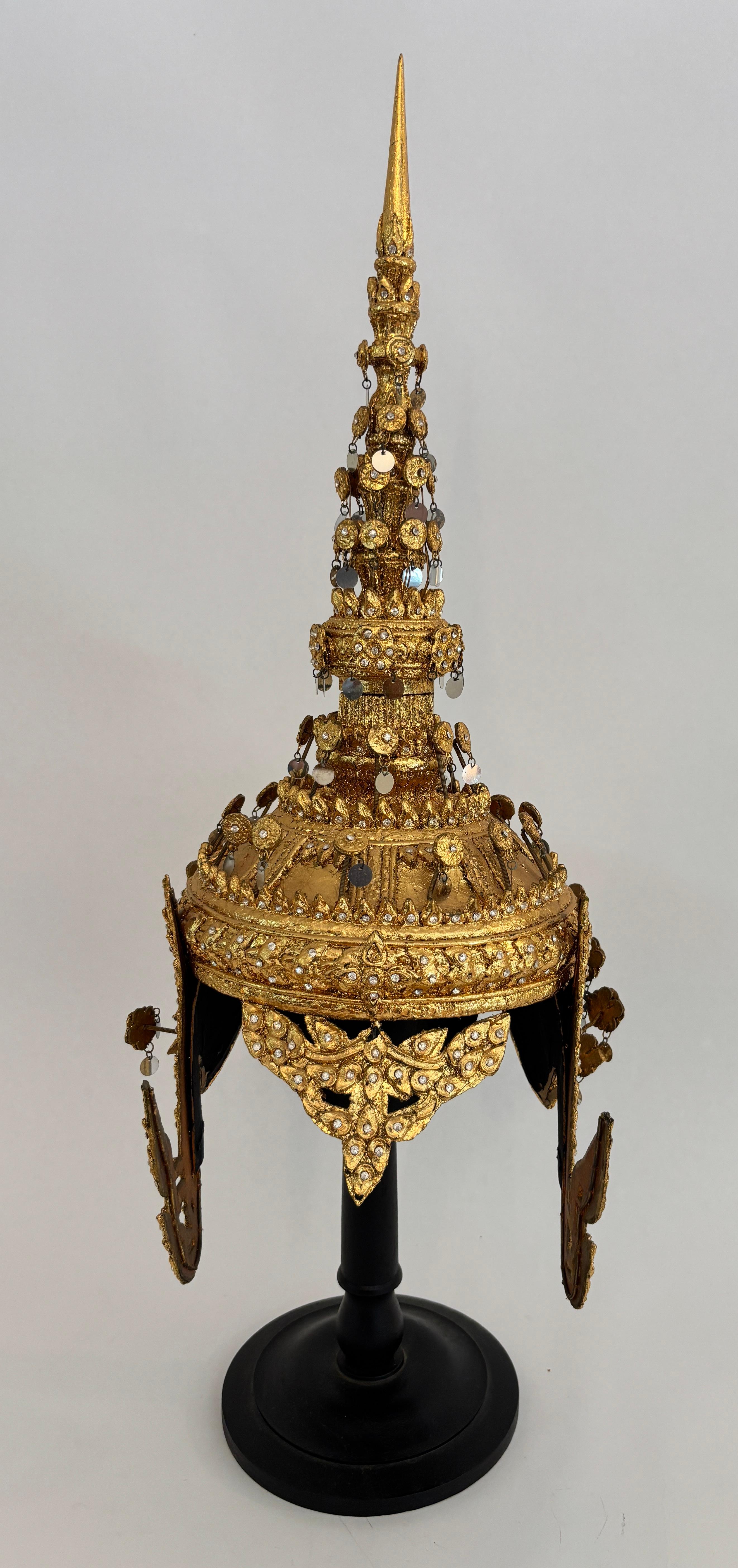 Donna Copricapo cerimoniale dorato thailandese d'epoca con intarsio a specchio montato su supporto in vendita