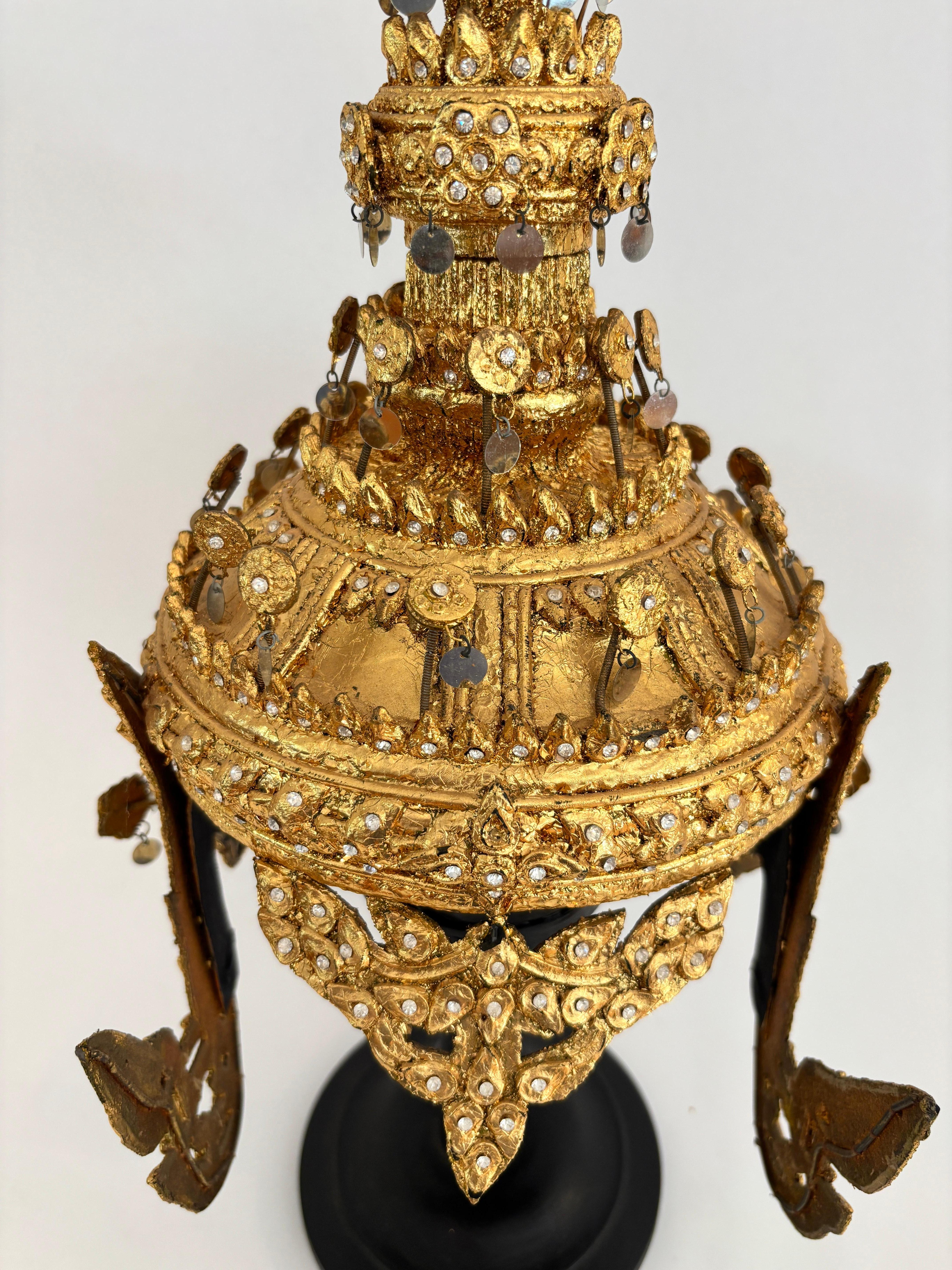 Copricapo cerimoniale dorato thailandese d'epoca con intarsio a specchio montato su supporto in vendita 1