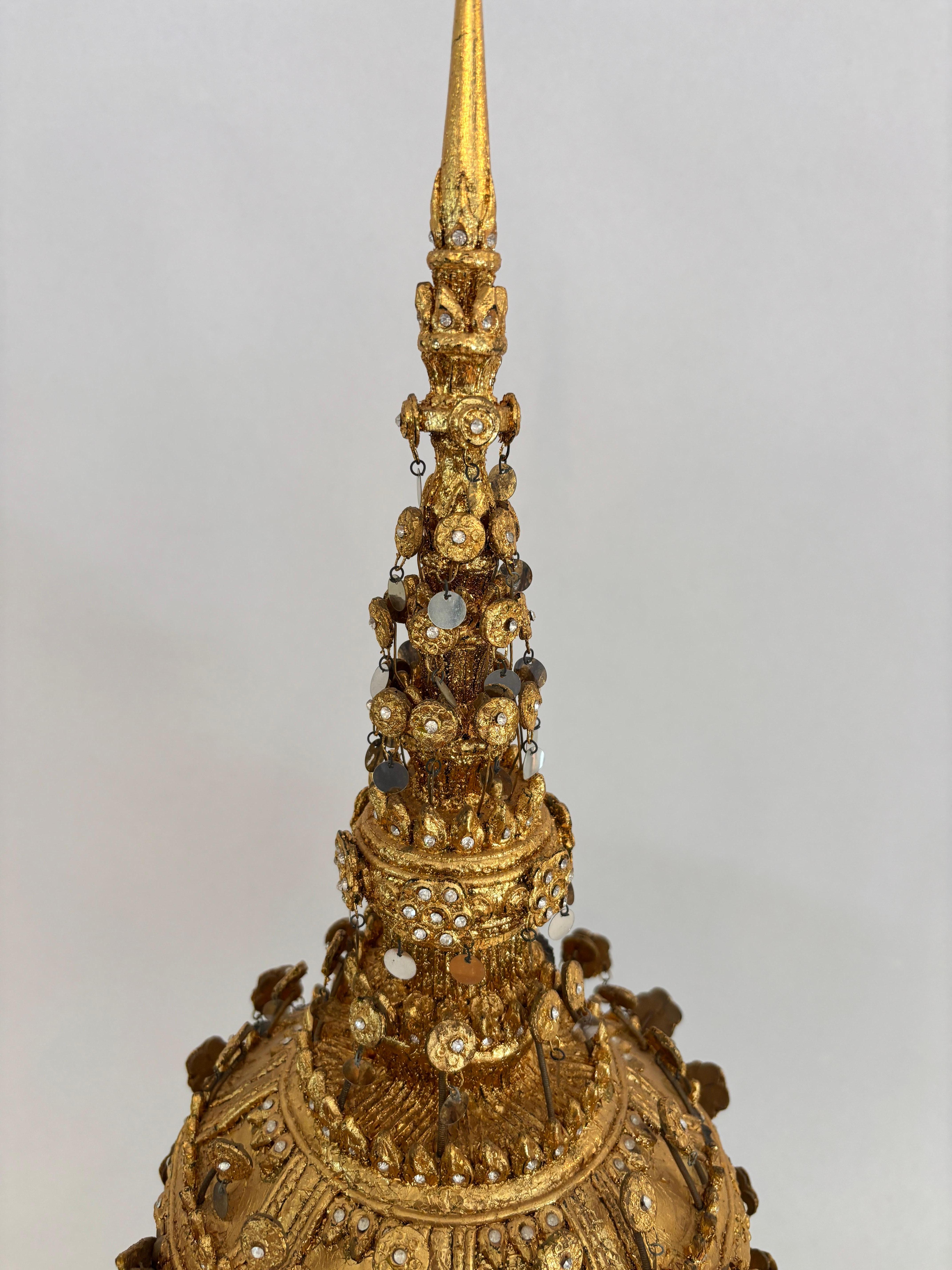 Copricapo cerimoniale dorato thailandese d'epoca con intarsio a specchio montato su supporto in vendita 2