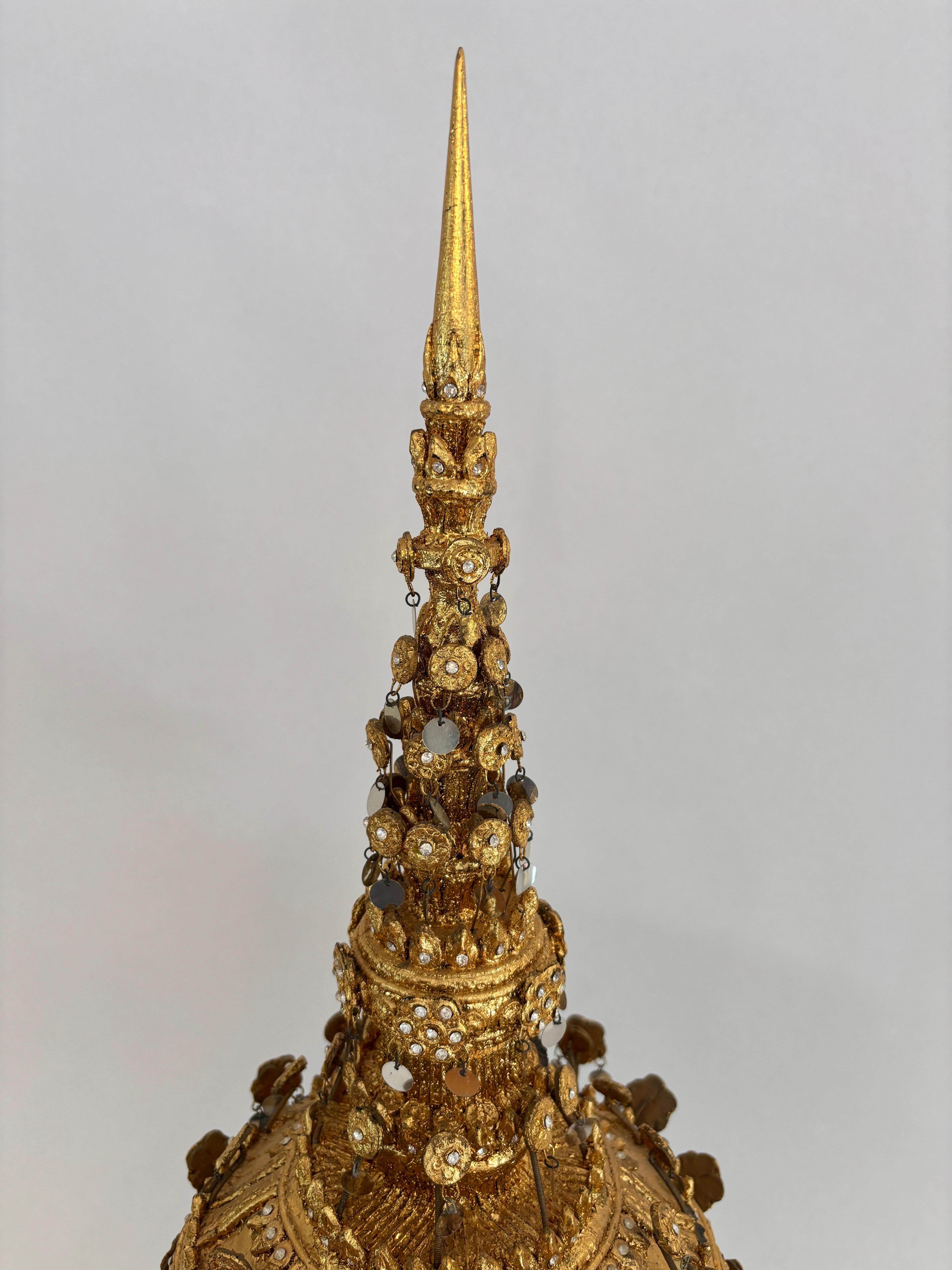 Copricapo cerimoniale dorato thailandese d'epoca con intarsio a specchio montato su supporto in vendita 3