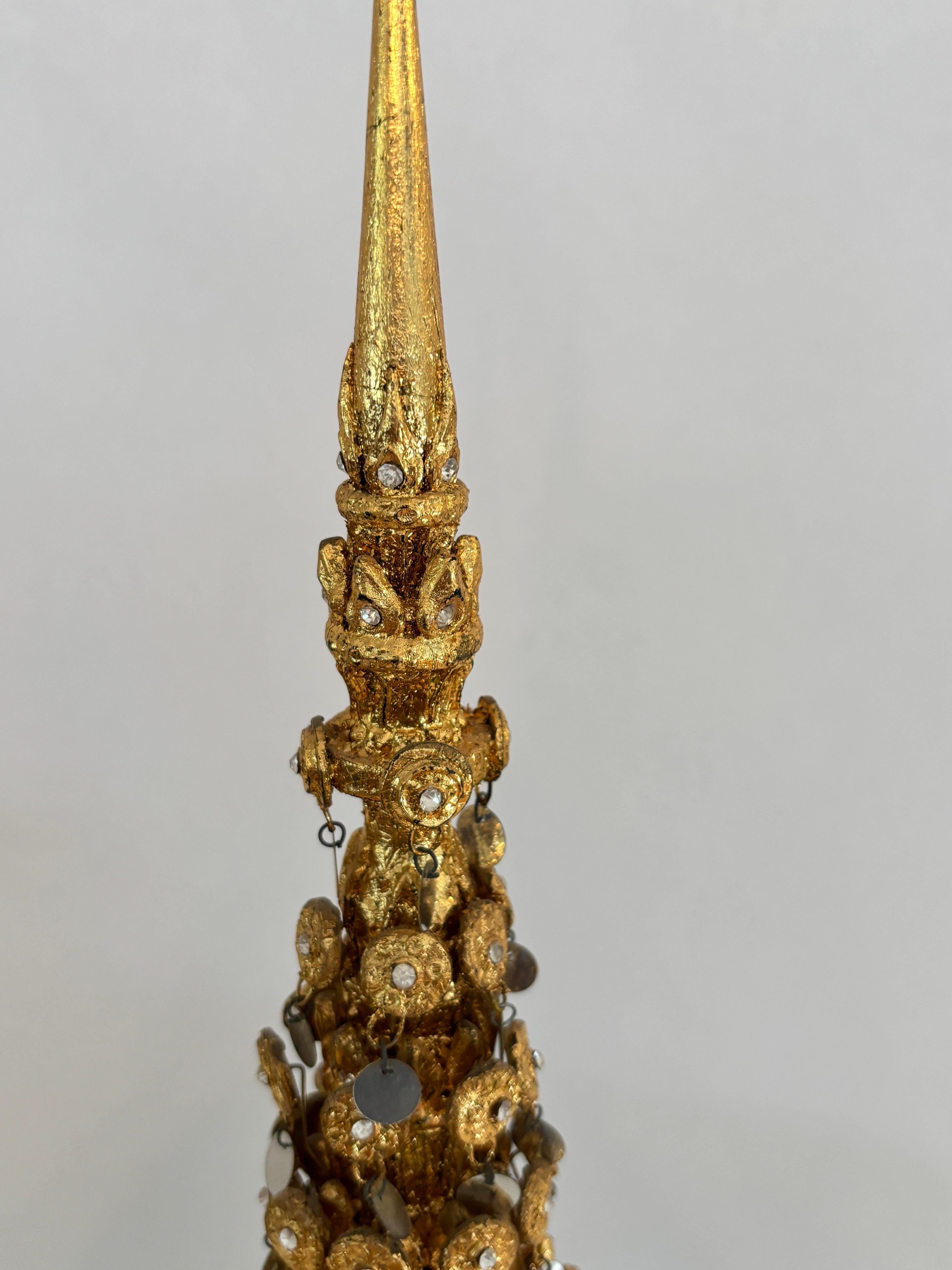 Copricapo cerimoniale dorato thailandese d'epoca con intarsio a specchio montato su supporto in vendita 4
