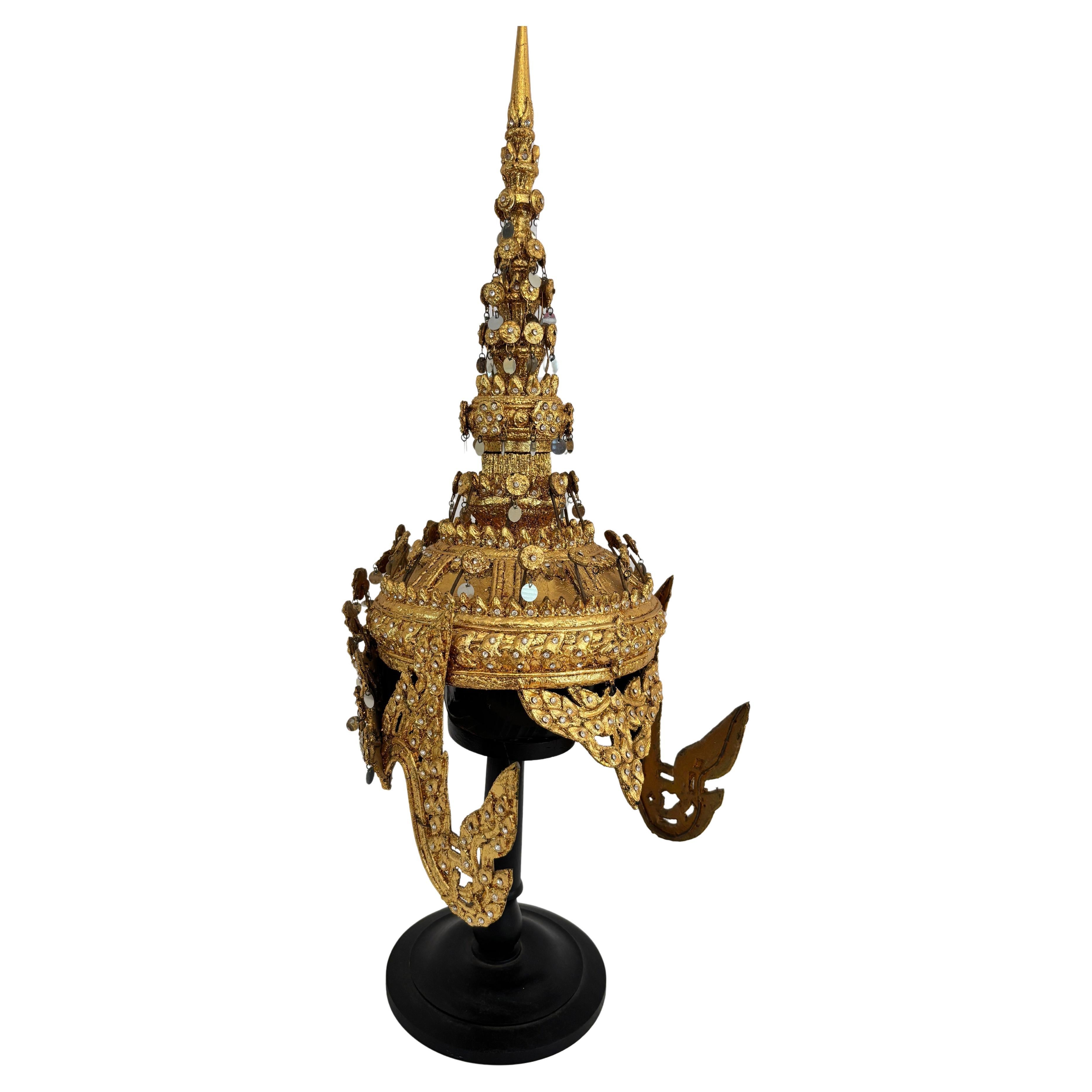 Copricapo cerimoniale dorato thailandese d'epoca con intarsio a specchio montato su supporto