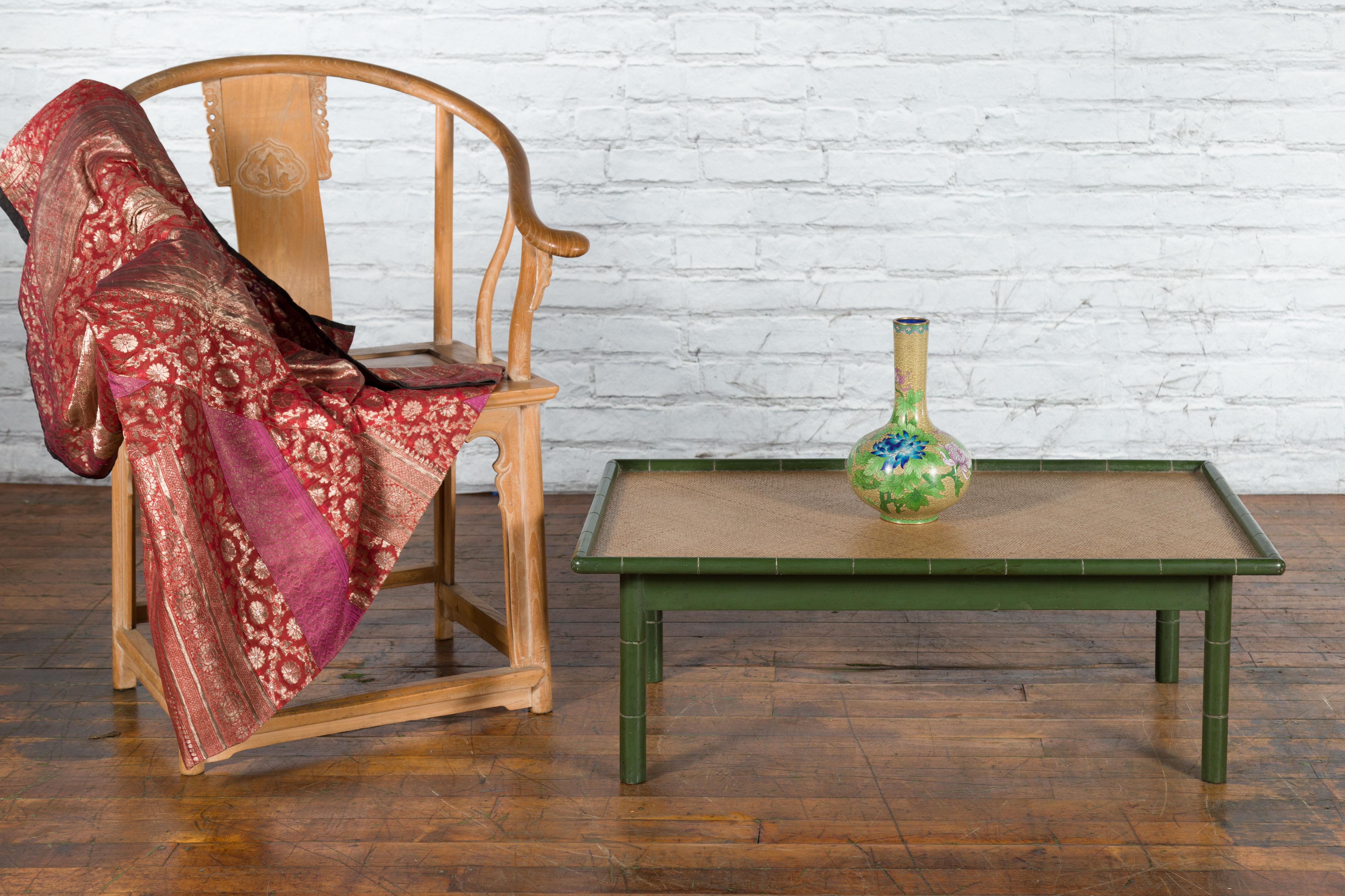 Table basse thaïlandaise vintage en faux bambou peinte en vert avec plateau en rotin tressé en vente 3