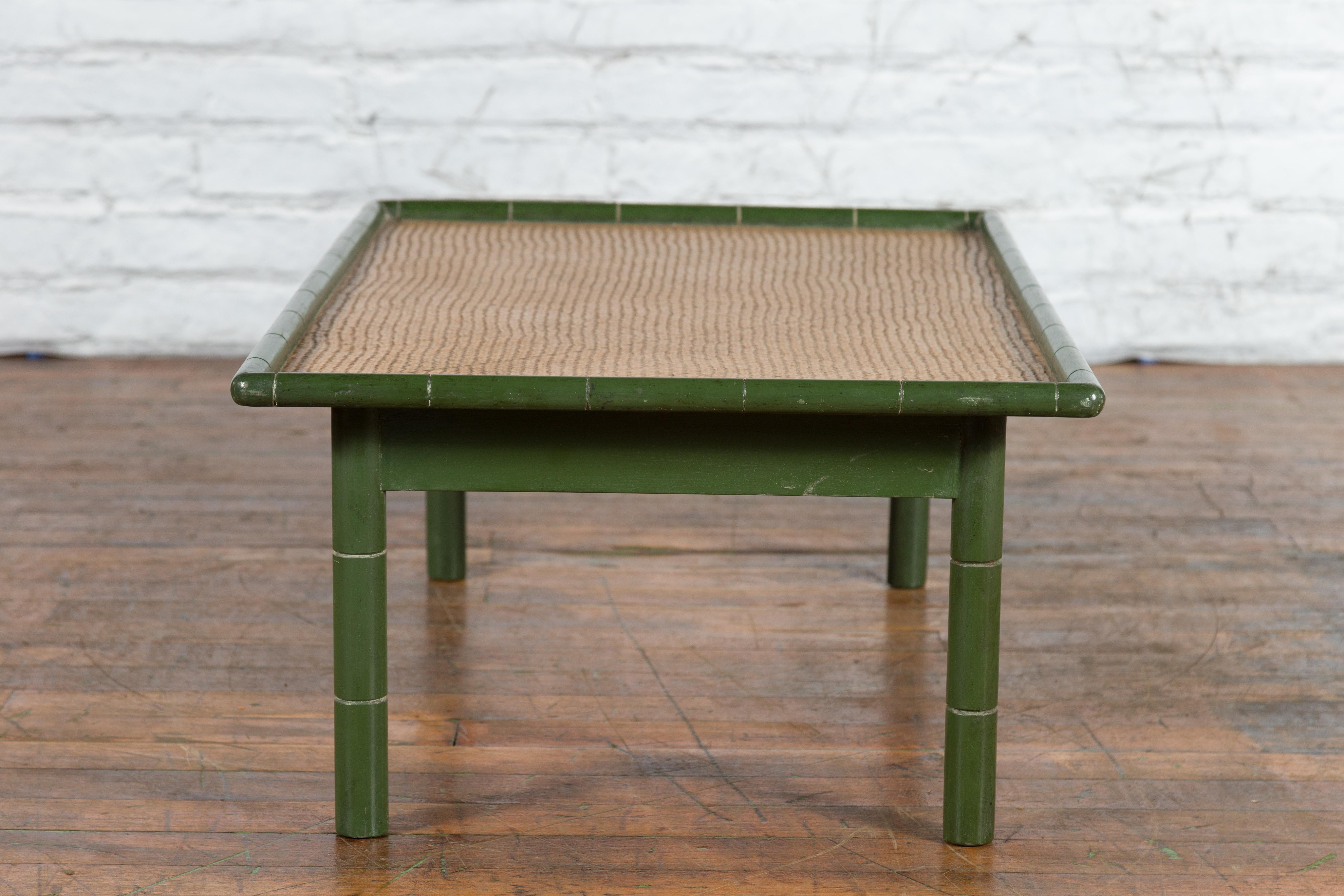 Table basse vintage thaïlandaise en faux bambou peint en vert avec plateau en rotin tressé en vente 3