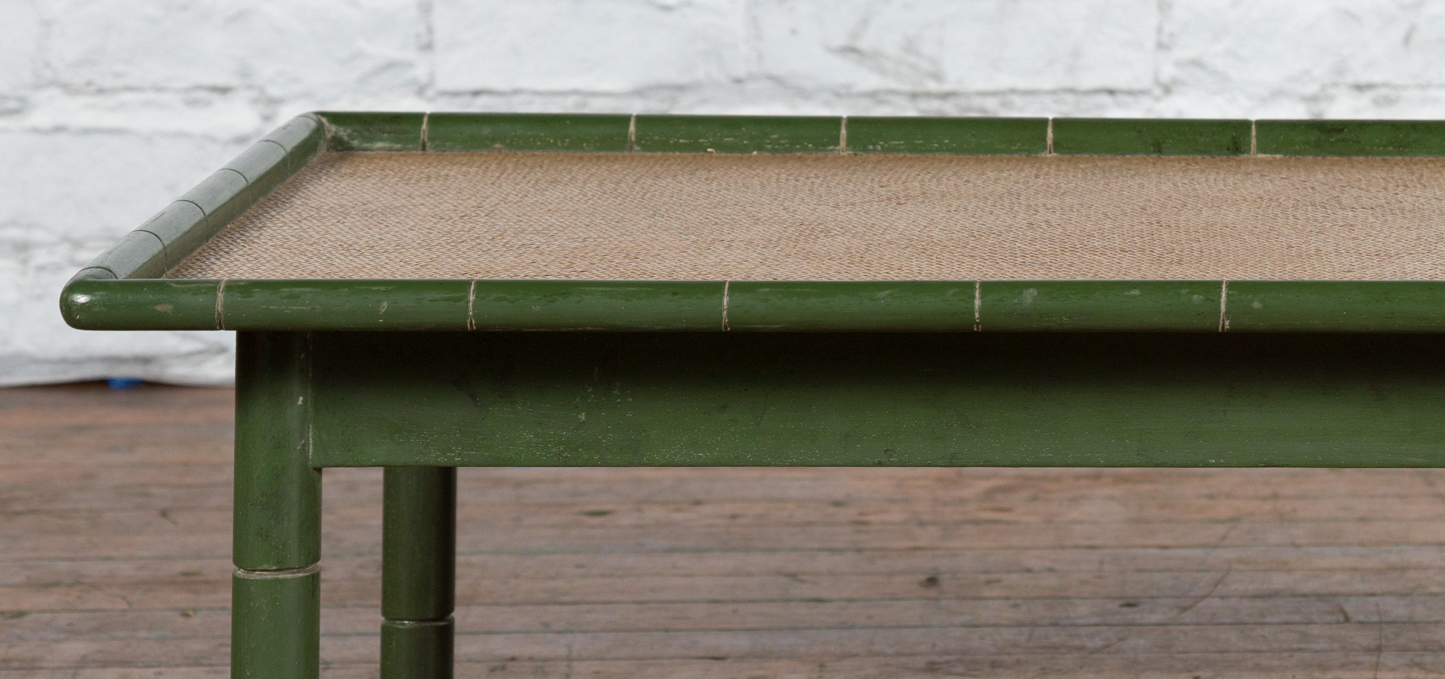 Table basse thaïlandaise vintage en faux bambou peinte en vert avec plateau en rotin tressé en vente 7