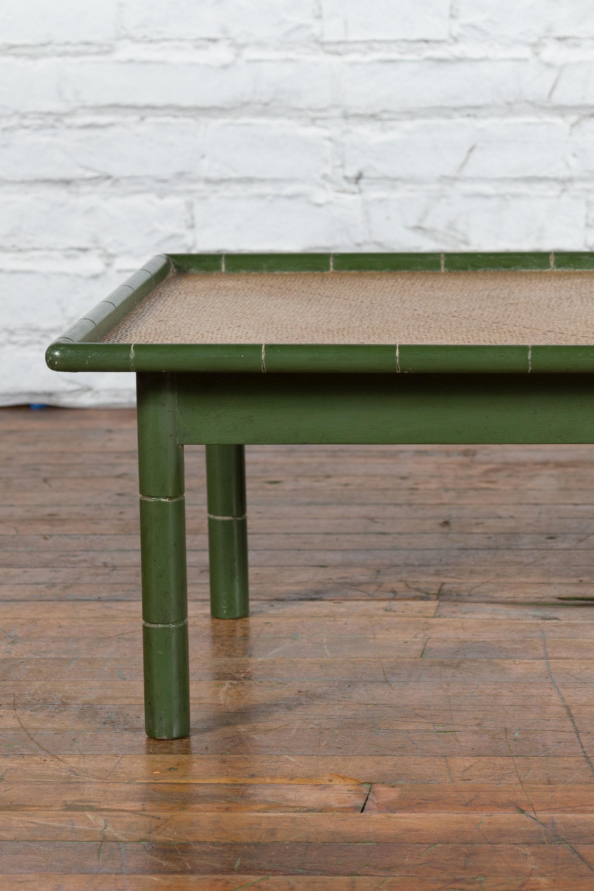 Country Table basse thaïlandaise vintage en faux bambou peinte en vert avec plateau en rotin tressé en vente