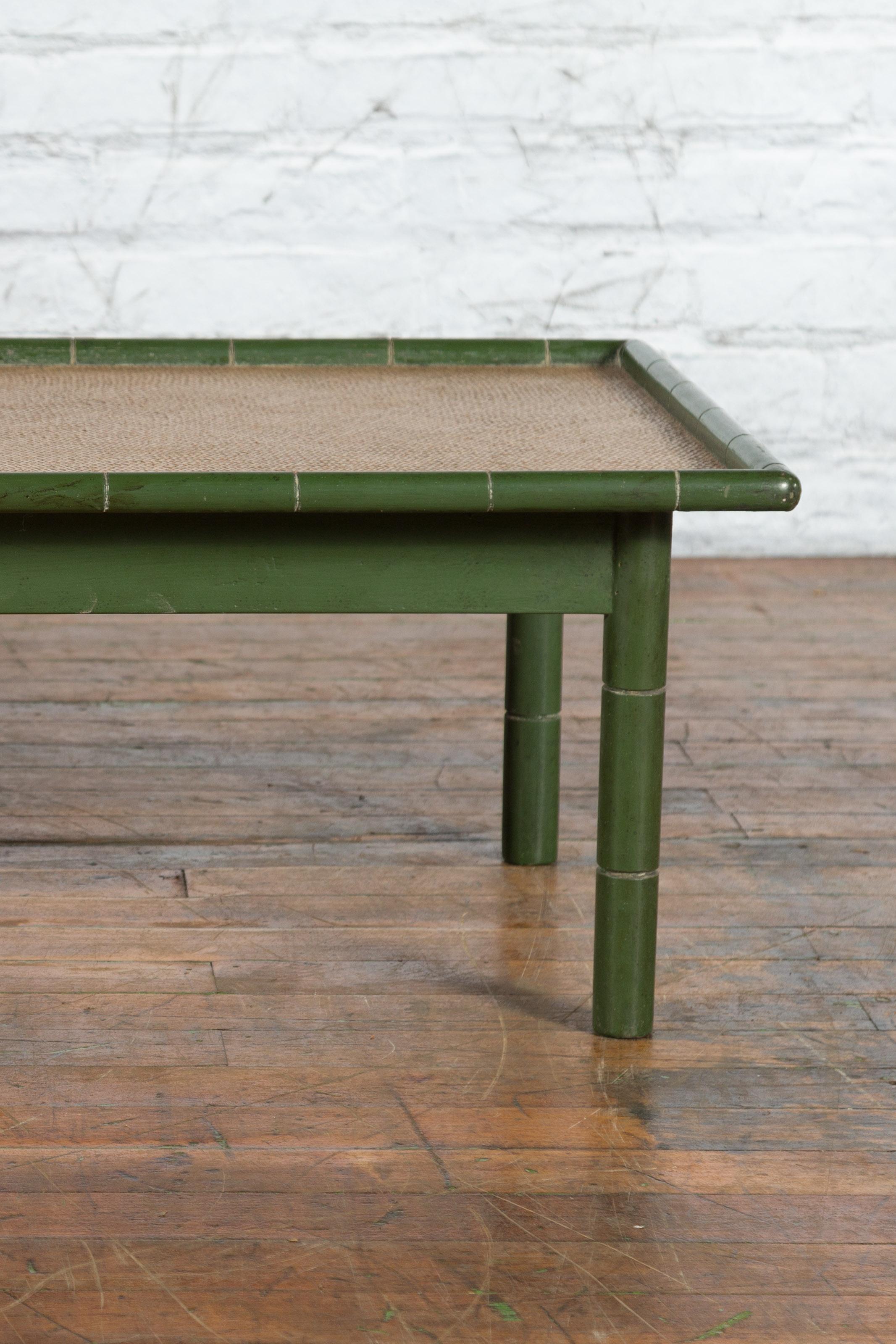 Thaïlandais Table basse thaïlandaise vintage en faux bambou peinte en vert avec plateau en rotin tressé en vente