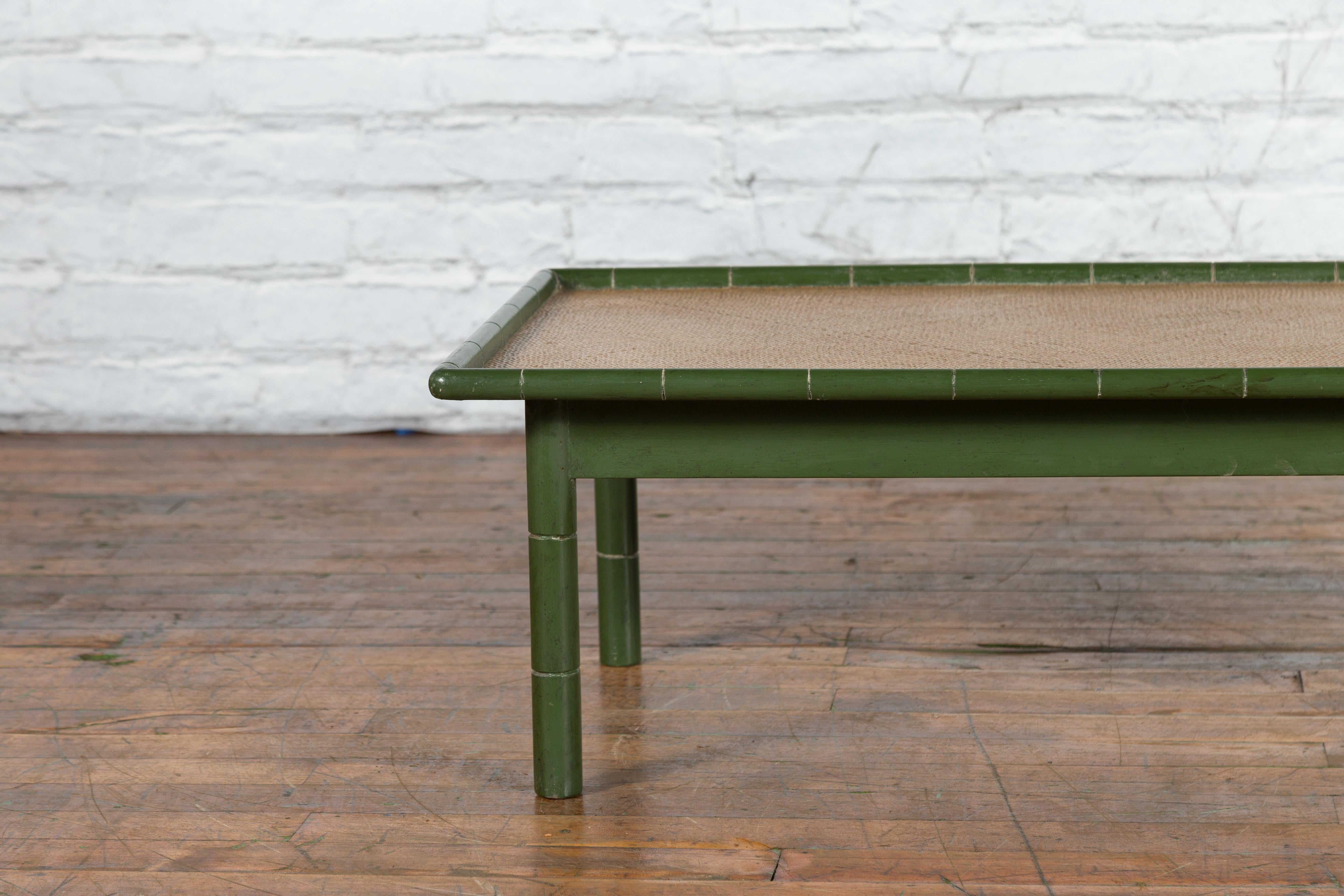 Peint Table basse thaïlandaise vintage en faux bambou peinte en vert avec plateau en rotin tressé en vente