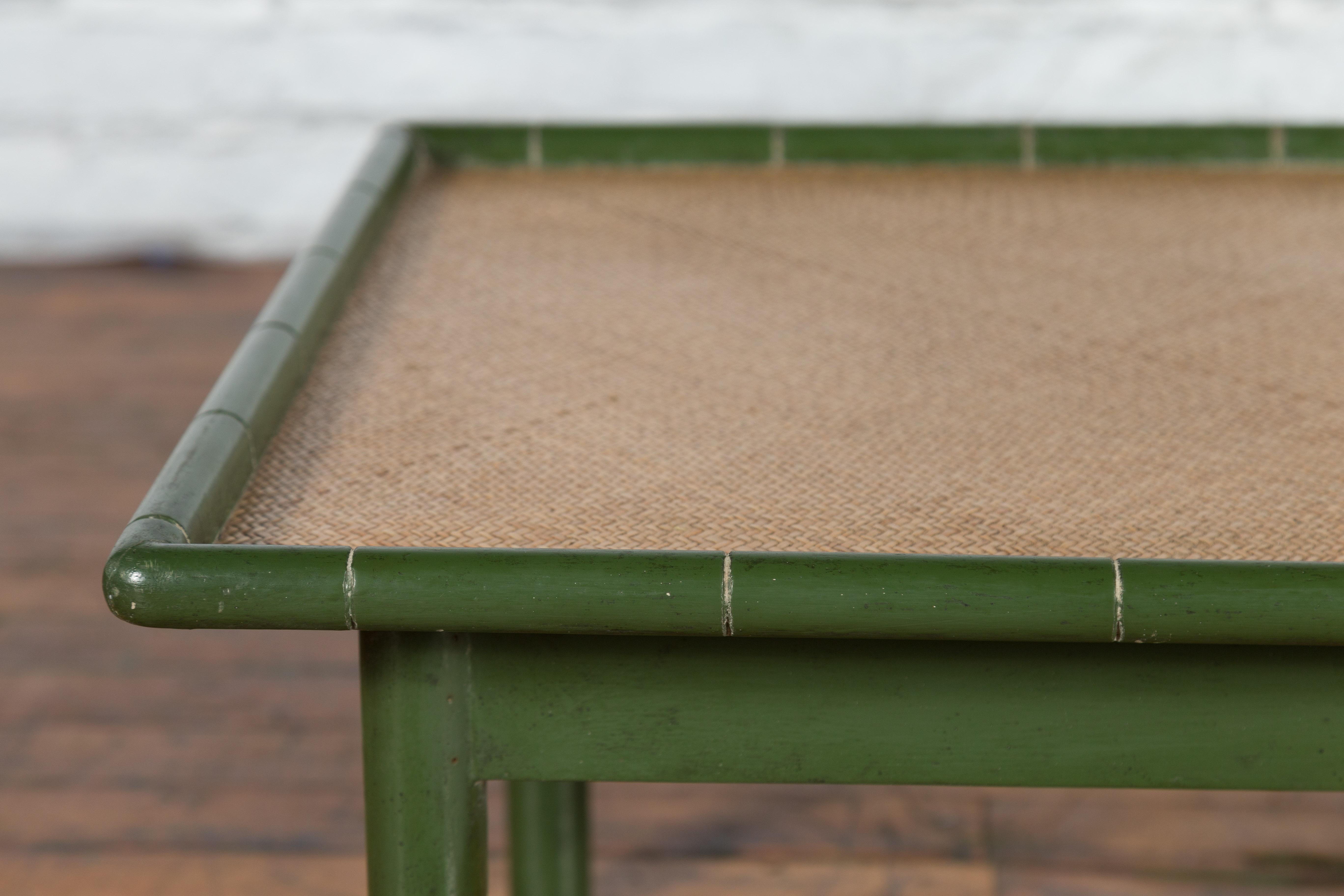 20ième siècle Table basse thaïlandaise vintage en faux bambou peinte en vert avec plateau en rotin tressé en vente