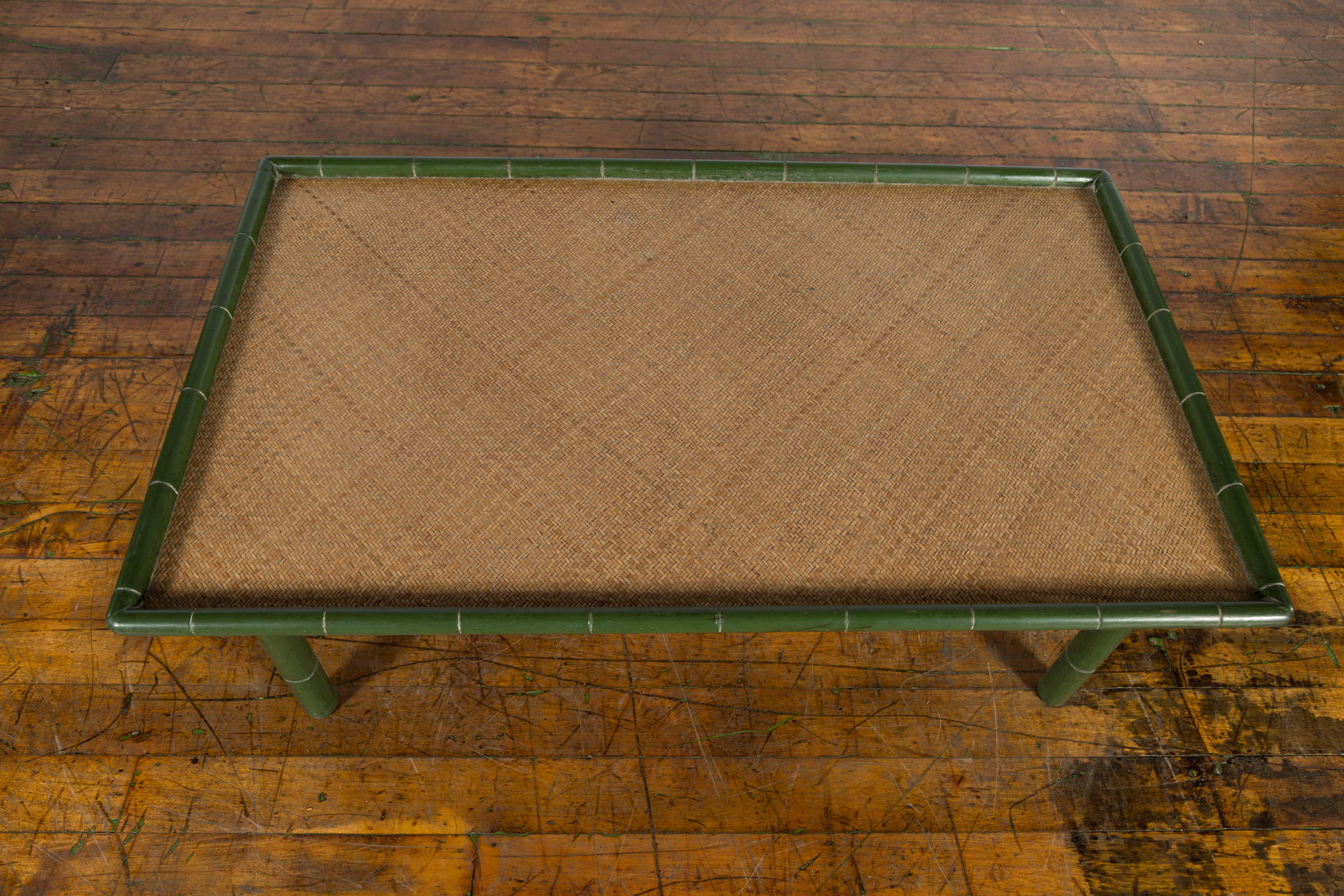Table basse thaïlandaise vintage en faux bambou peinte en vert avec plateau en rotin tressé en vente 1
