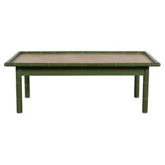 Mesa de centro vintage de falso bambú pintada de verde tailandés con tablero de ratán tejido