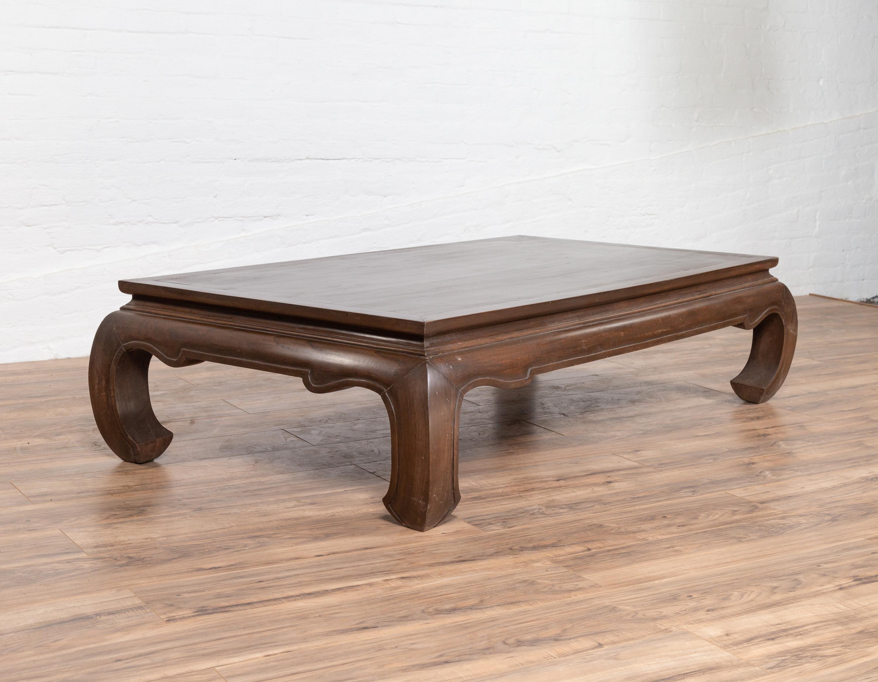 Vintage Thai Opium Bed Style Waisted Coffee Table with Dark Patina and Chow Legs In Good Condition In Yonkers, NY