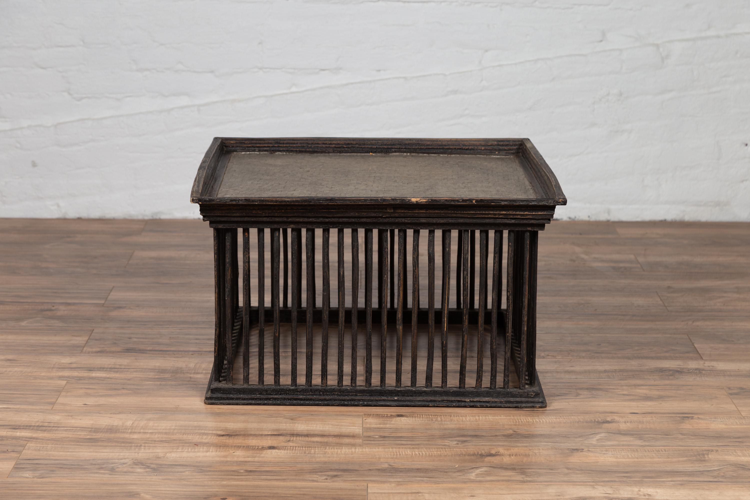 Table basse carrée en rotin avec plateau en feuilles d'argent et motif fuseau, vintage Bon état - En vente à Yonkers, NY
