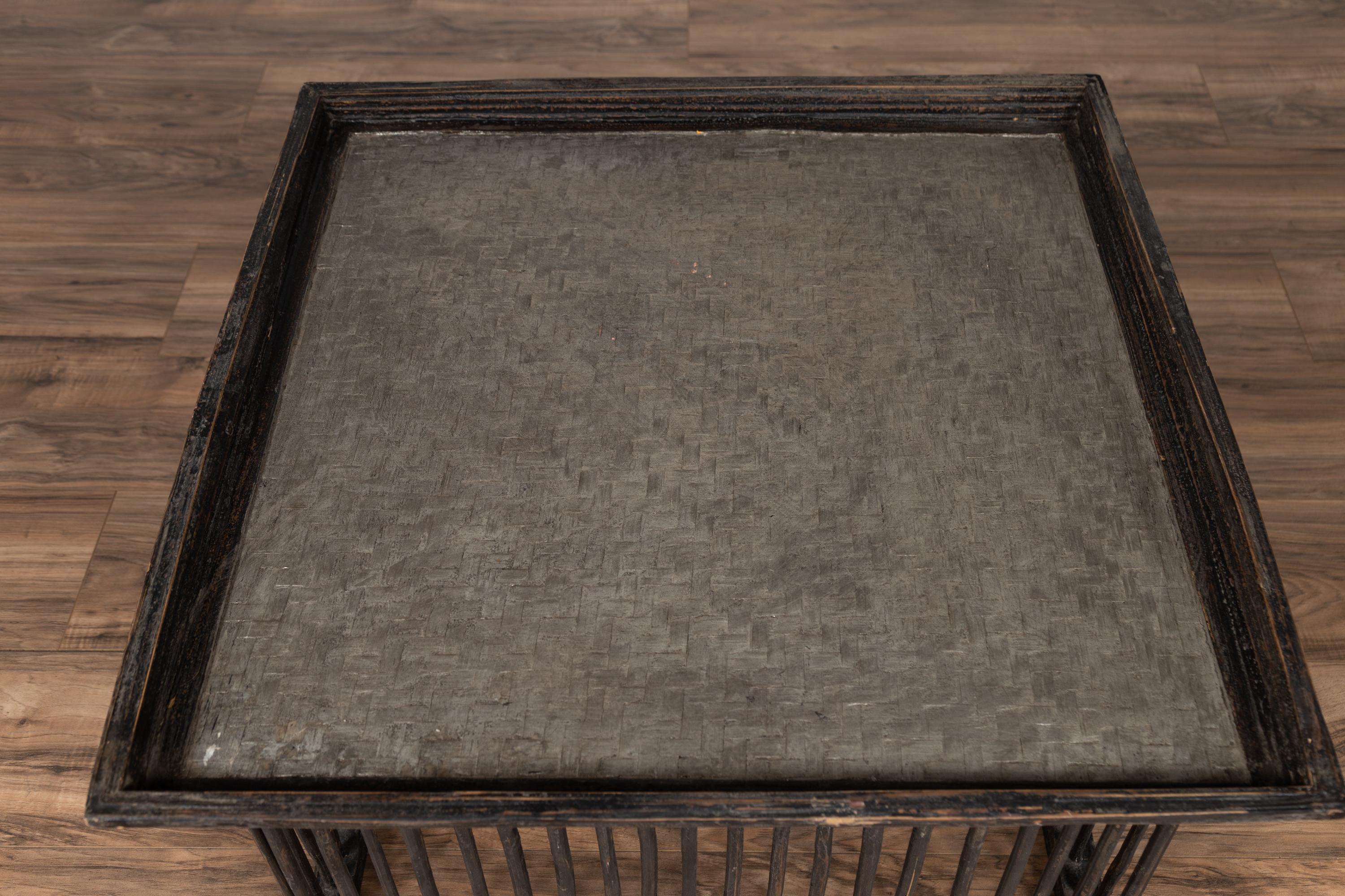 20ième siècle Table basse carrée en rotin avec plateau en feuilles d'argent et motif fuseau, vintage en vente