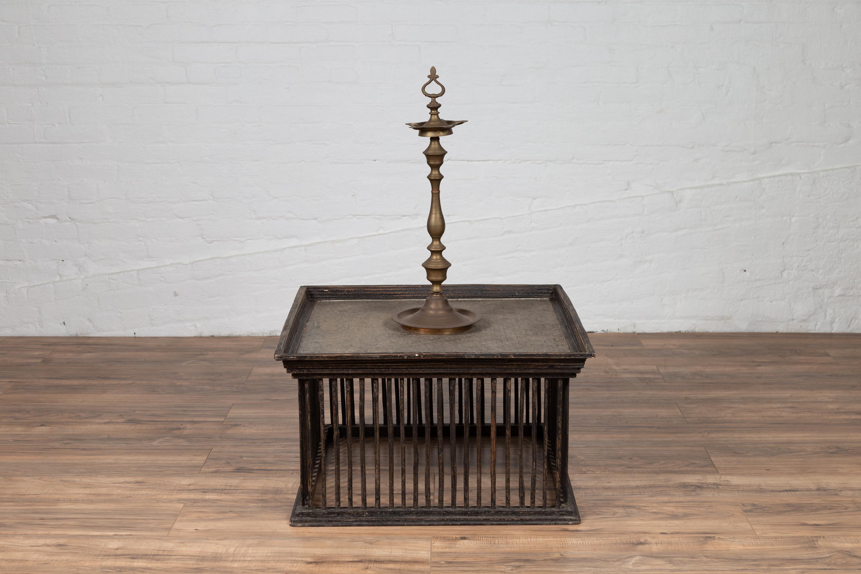 Table basse vintage en rotin de forme carrée datant du milieu du 20e siècle, avec un plateau en feuilles d'argent et un design en fuseau. Cette table basse en rotin de forme carrée, fabriquée au milieu du XXe siècle, séduit par son mélange