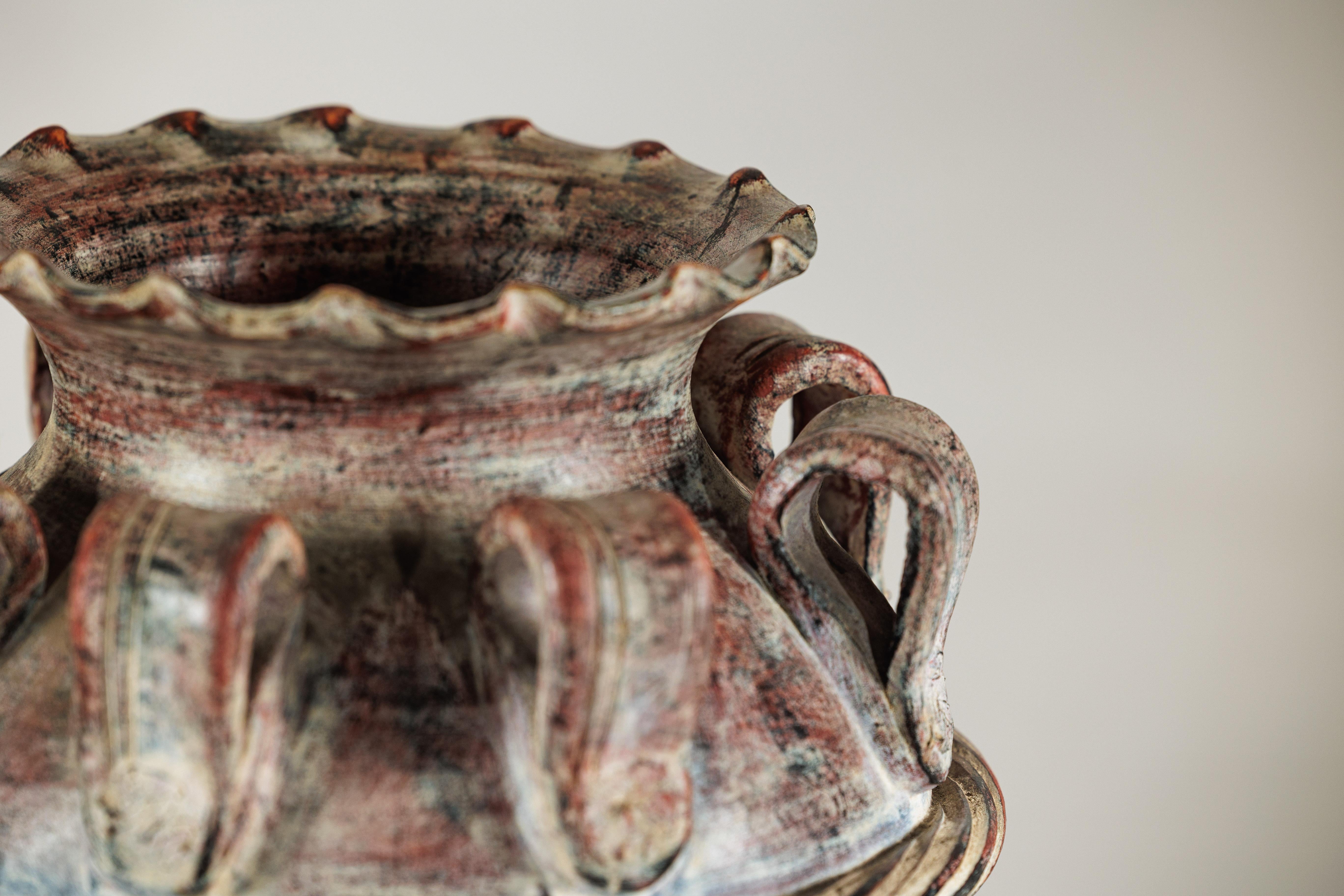 Vaso d'acqua thailandese d'epoca con decorazione a corde, bordo smerlato e manici Looping in vendita 3