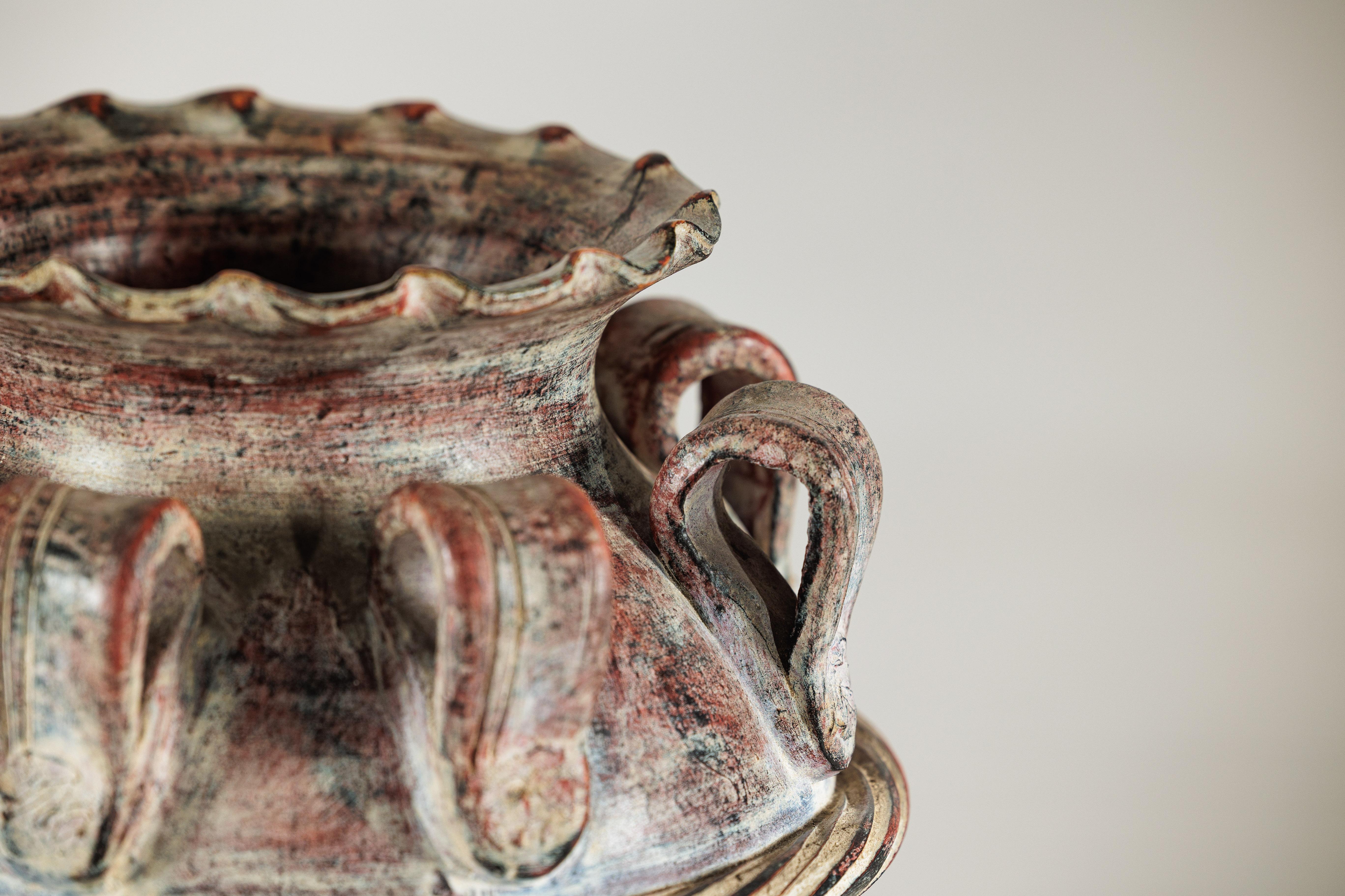 Vaso d'acqua thailandese d'epoca con decorazione a corde, bordo smerlato e manici Looping in vendita 4