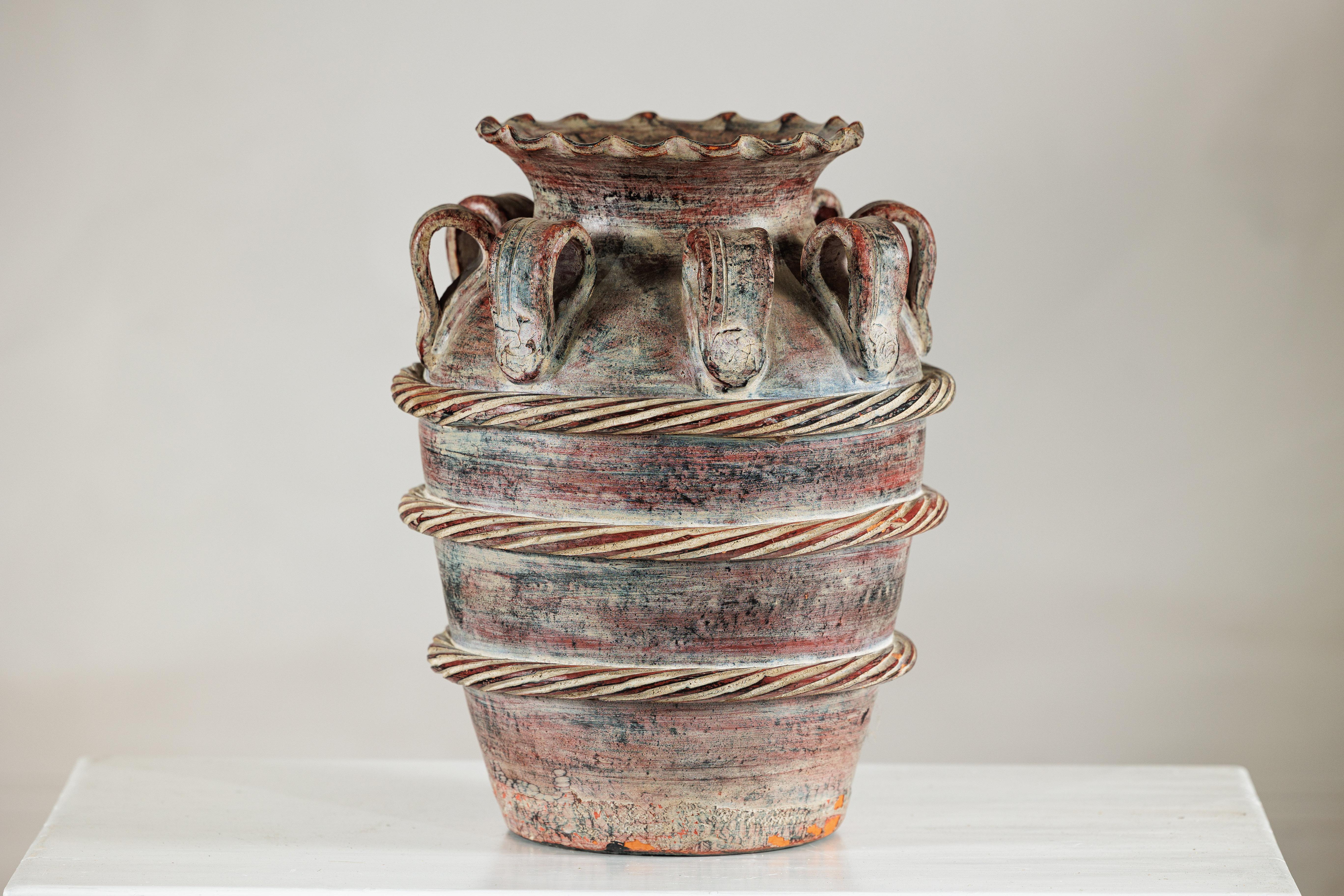 Vaso d'acqua thailandese d'epoca con decorazione a corde, bordo smerlato e manici Looping in vendita 7
