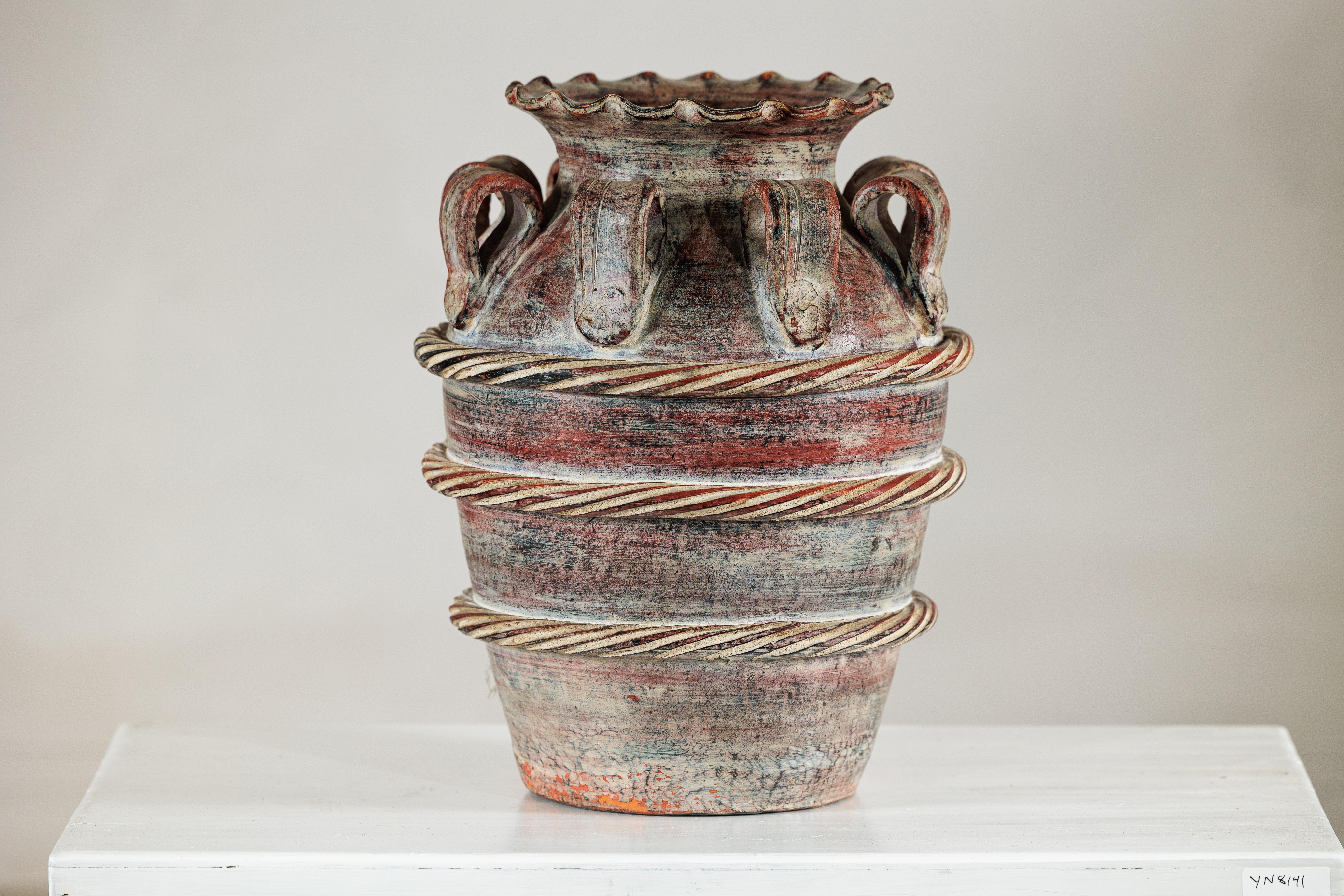 Thailandese Vaso d'acqua thailandese d'epoca con decorazione a corde, bordo smerlato e manici Looping in vendita