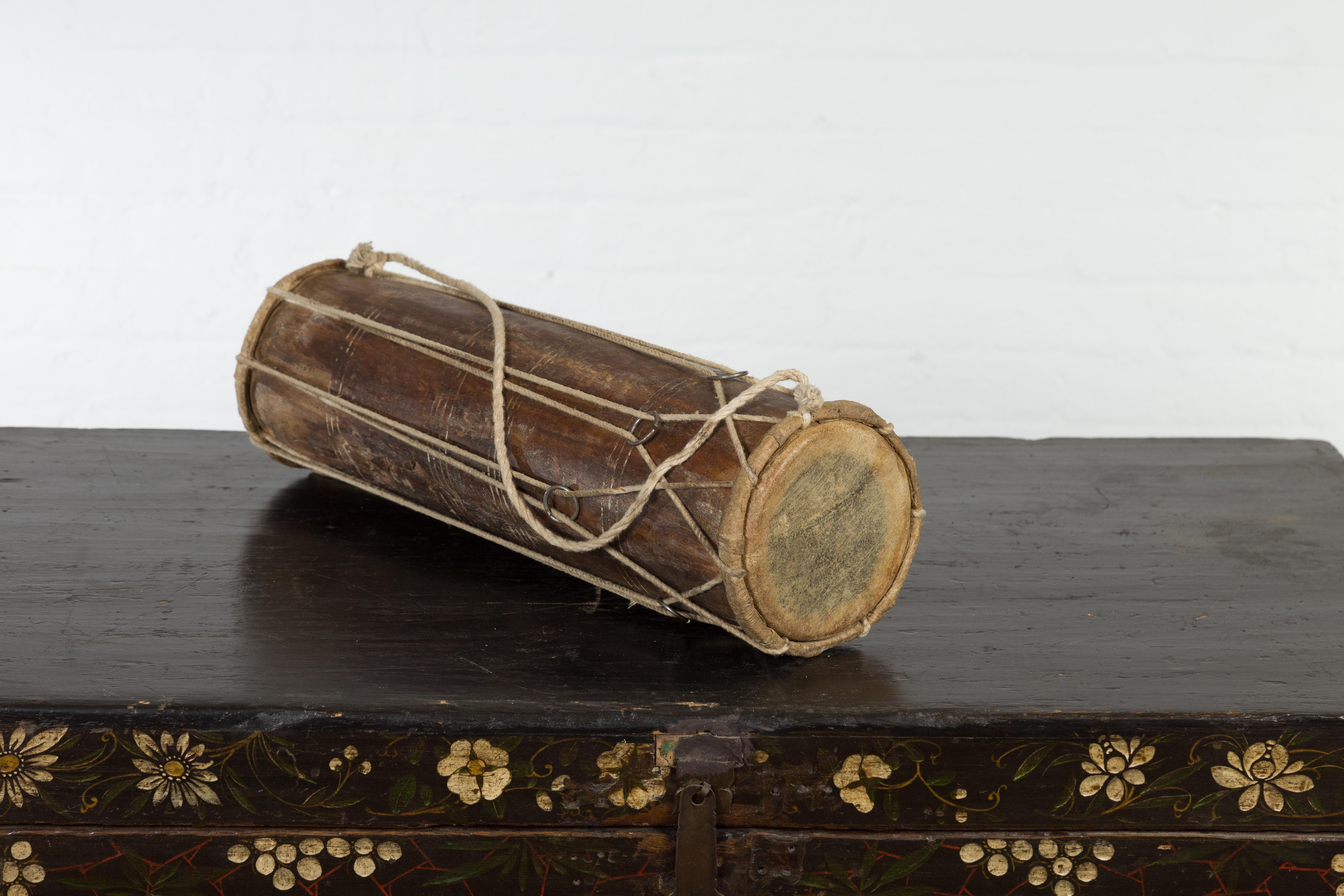 Vintage Thai Holz, Leder und Seil Klong Khaek Prozessions-Trommel mit zwei Köpfen im Angebot 6