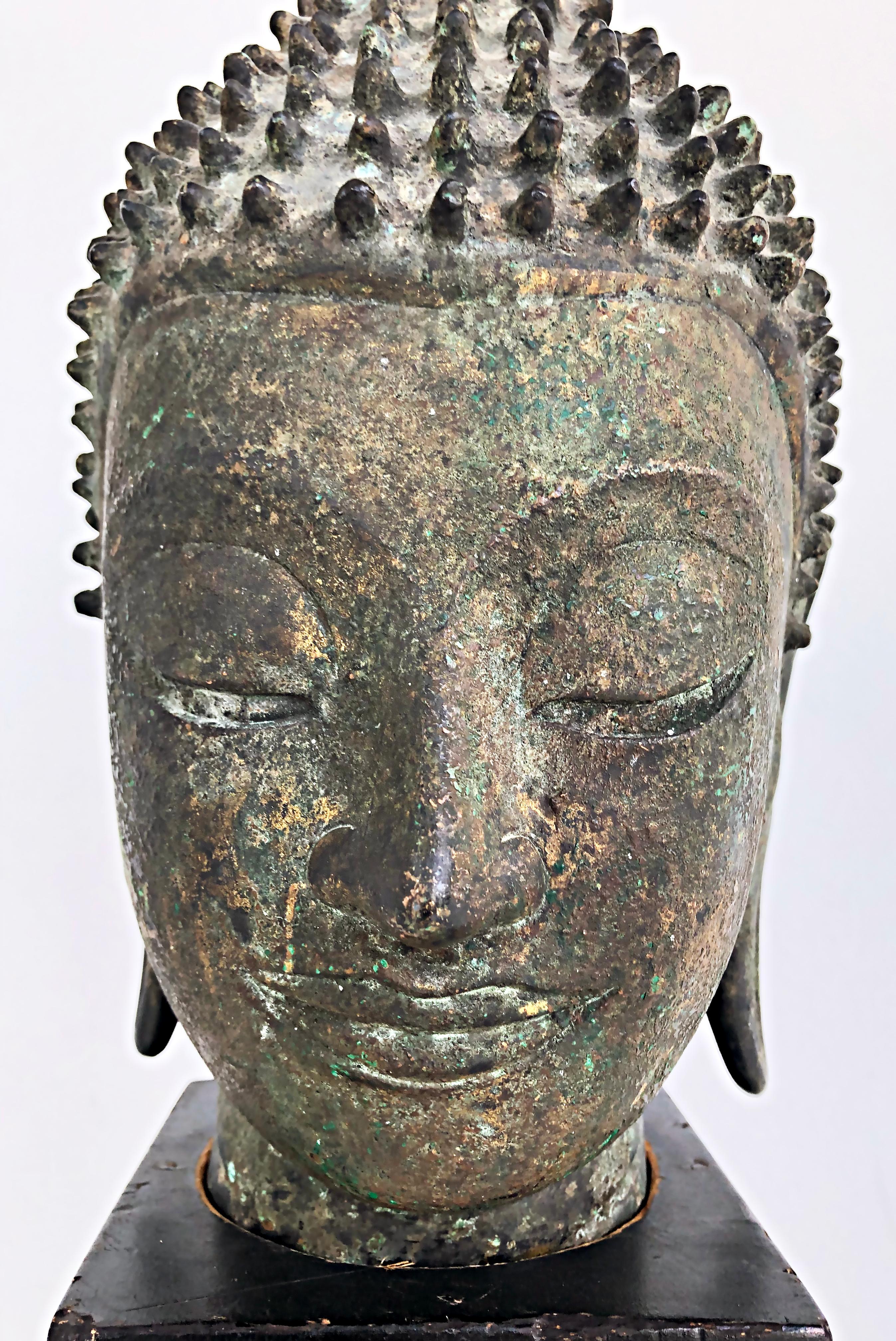 Vintage Thailand Bronze Buddha Sculpture on Plinth, Dark Green Patina For Sale 7